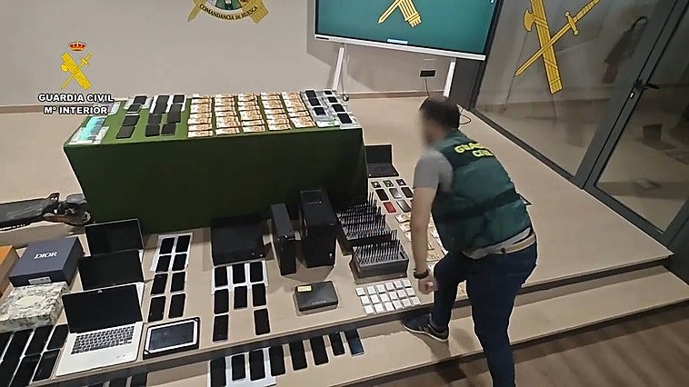 La Guardia Civil desmantela una red de ciberestafadores que defraudó más de  un millón de euros