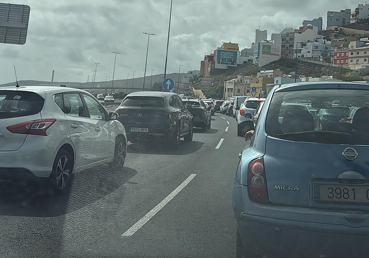 El accidente de un motorista provoca retenciones en la GC-1 dirección sur