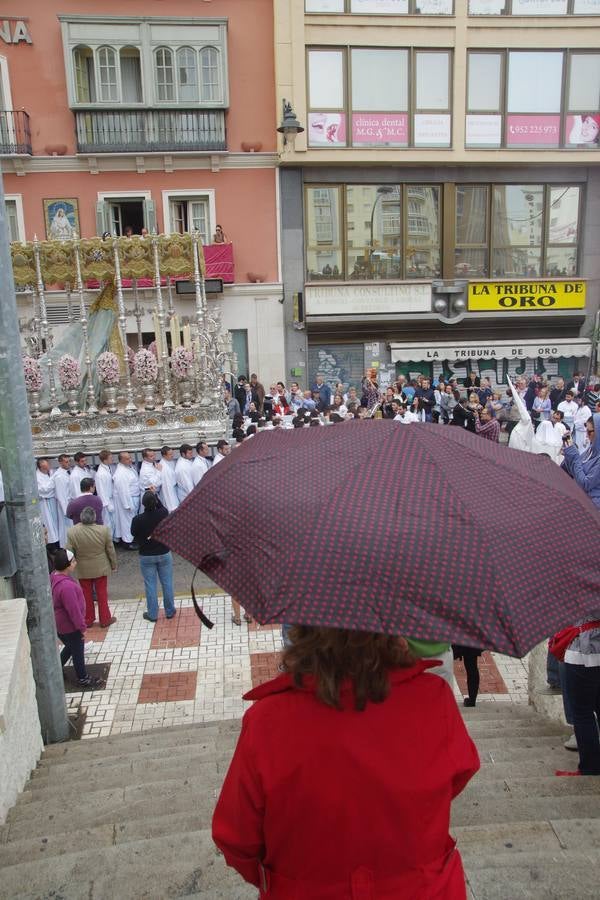 Un fuerte chaparrón desluce la procesión del Resucitado