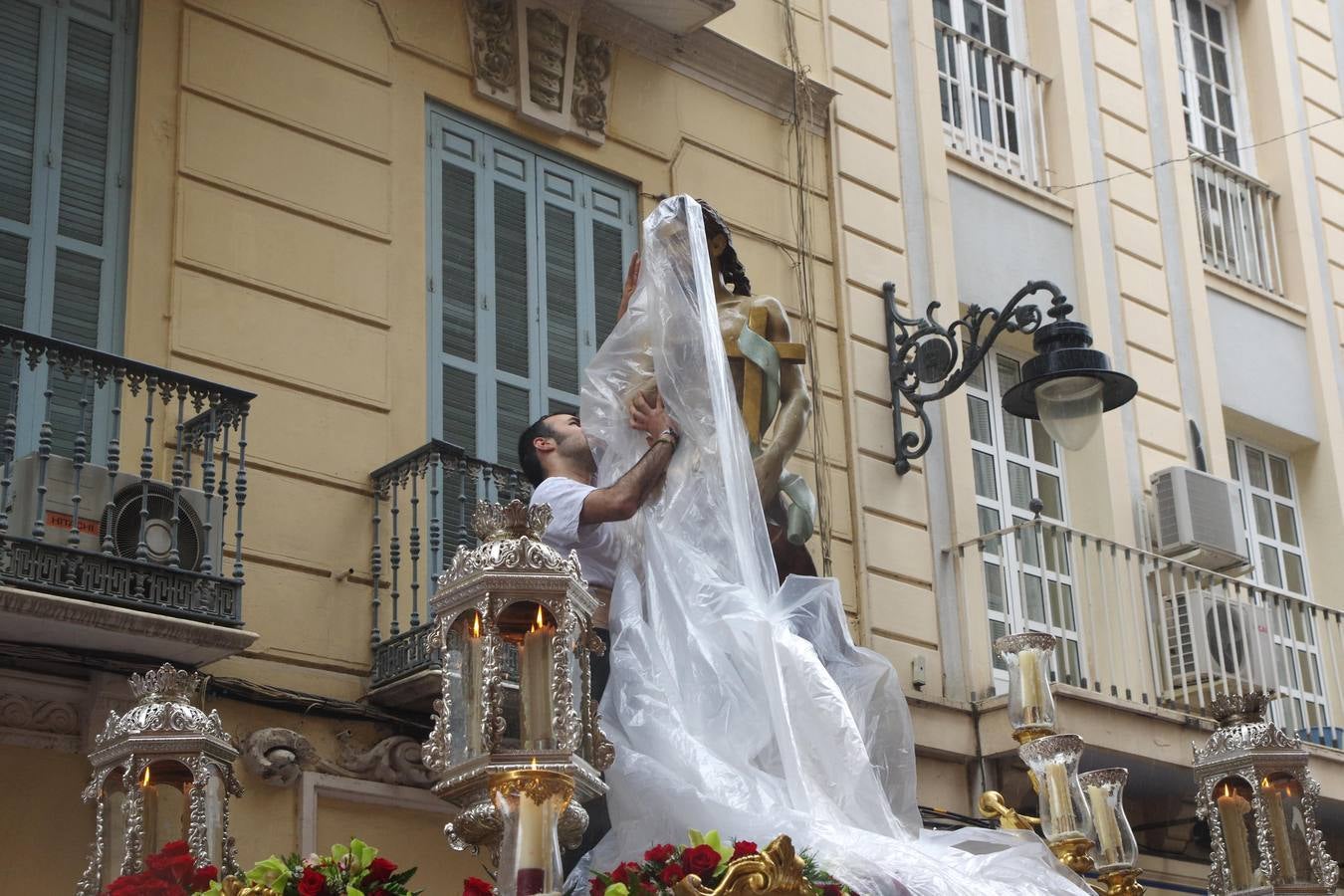 Un fuerte chaparrón desluce la procesión del Resucitado