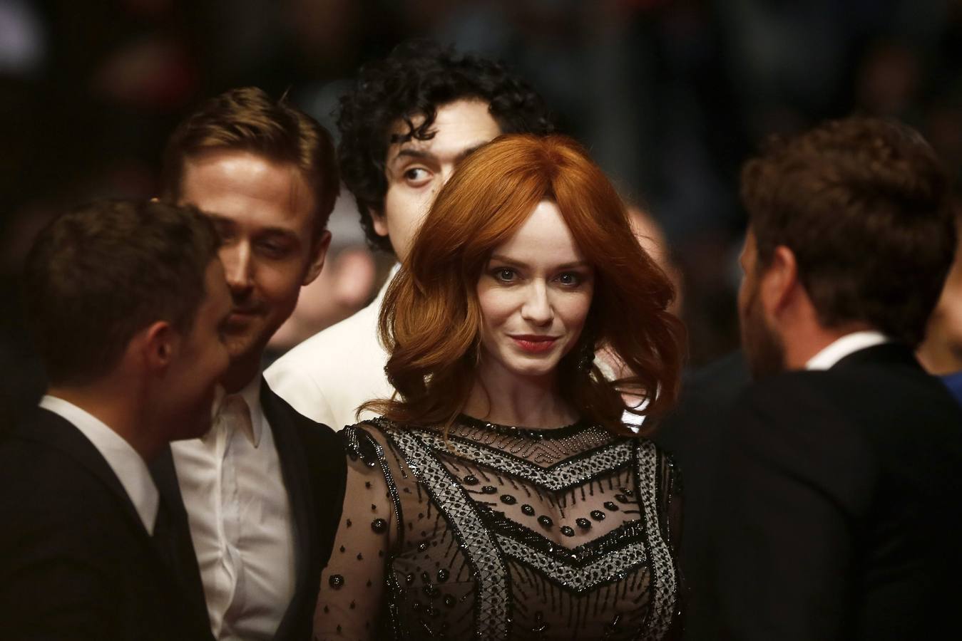 La actriz estadounidense Christina Hendricks (i)