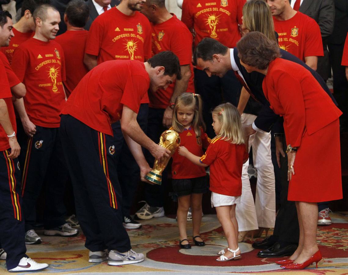 Las infantas, junto al Príncipe y la Reína Sofía, reciben a la selección española de fútbol tras conseguir el Mundial de 2010