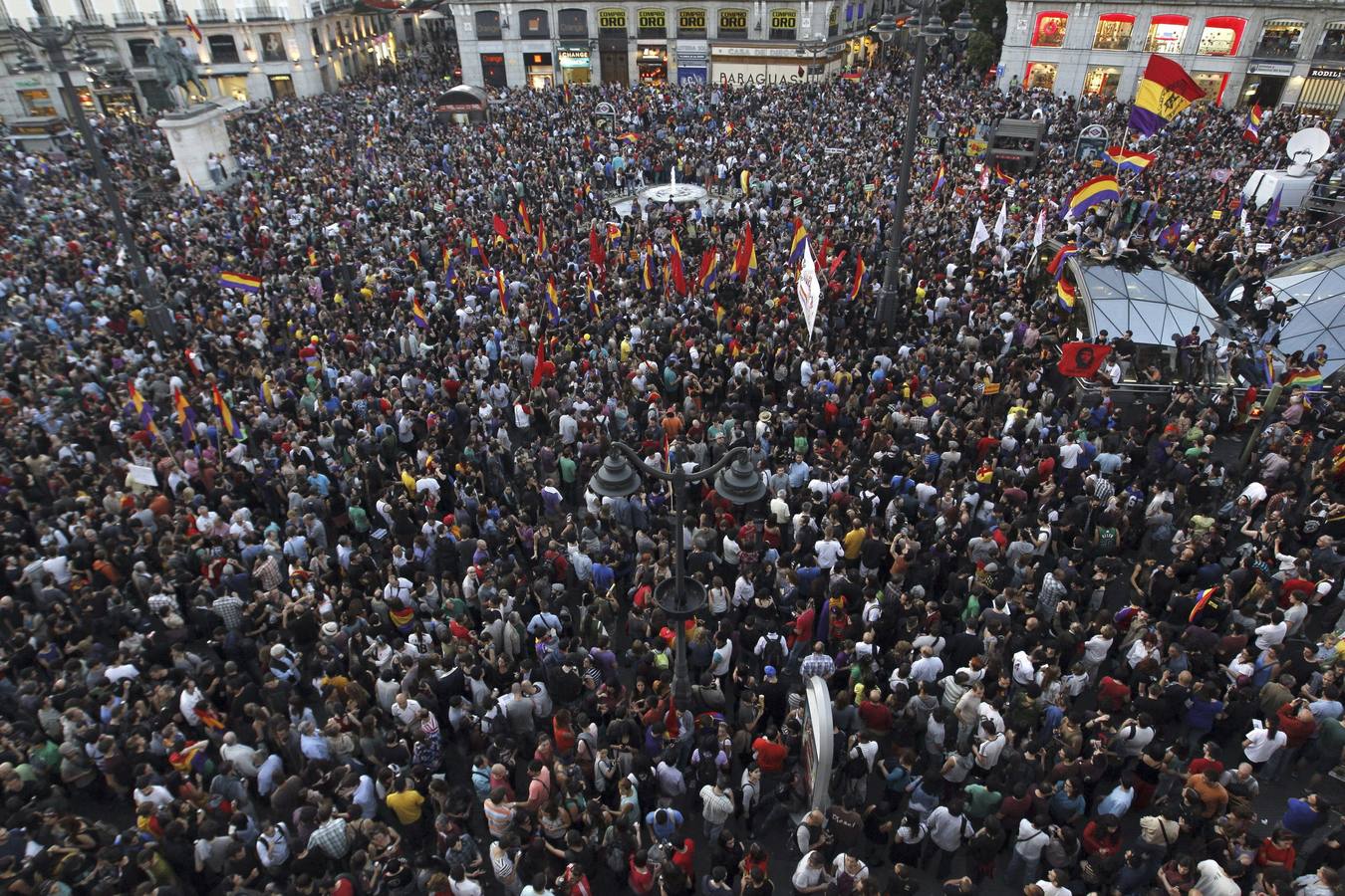 Miles de personas claman por la III República en Sol