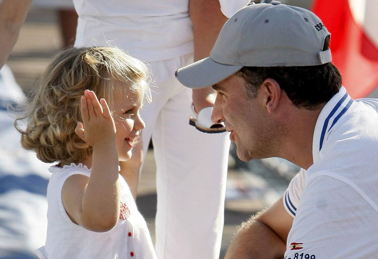 La infanta Leonor, junto a Don Felipe, en verano de 2007