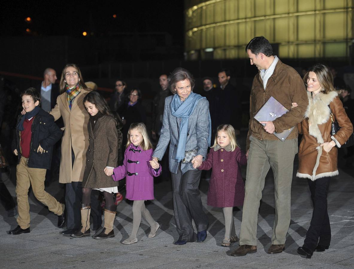 La infanta Leonor, la infanta Sofía, junto a los Príncipes, la infanta Elena, la Reina y sus primos Froilán y Victoria Federica en las navidades de 2011