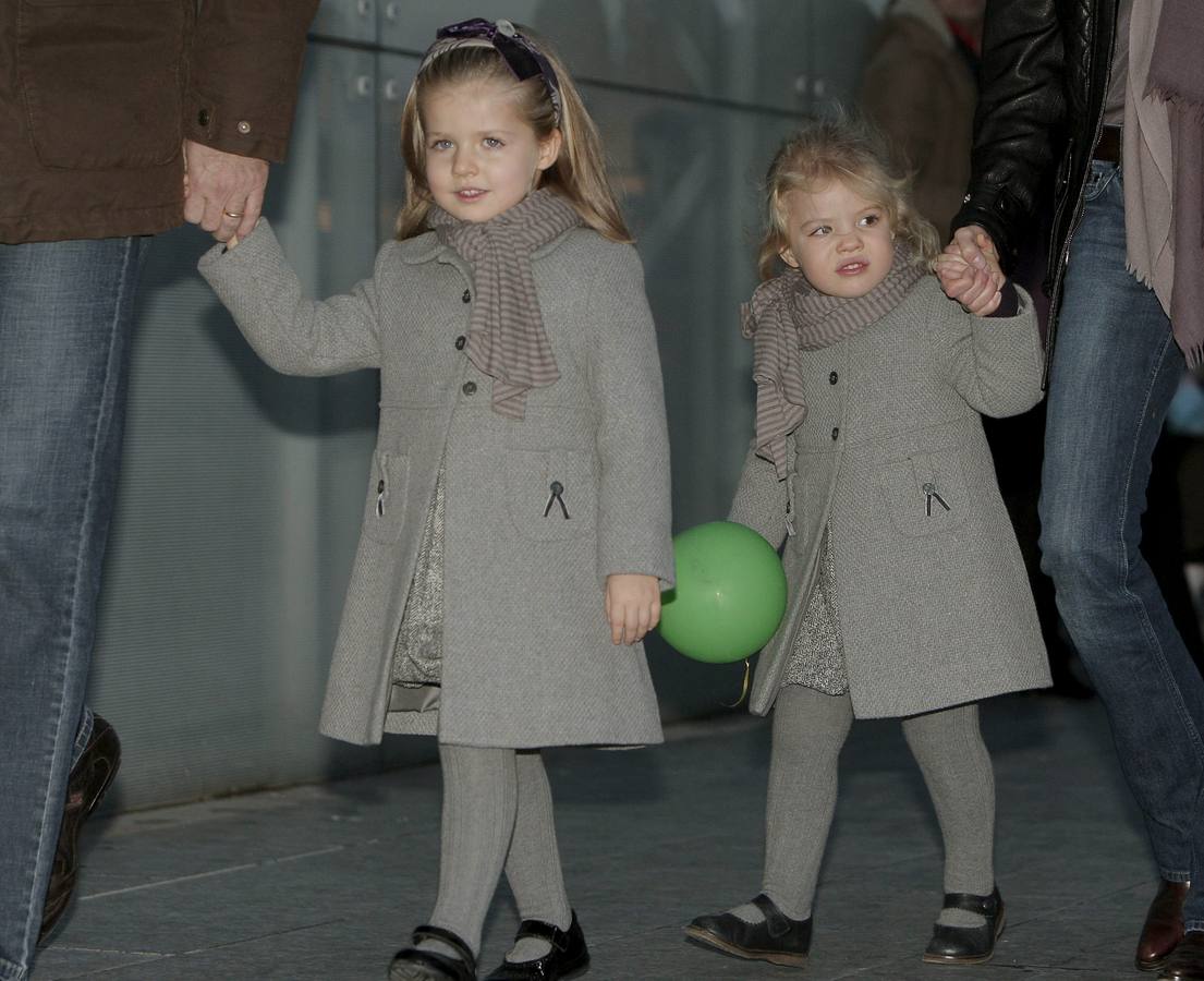 La infanta Leonor y la infanta Sofia, en Madrid, durante las Navidades de 2009