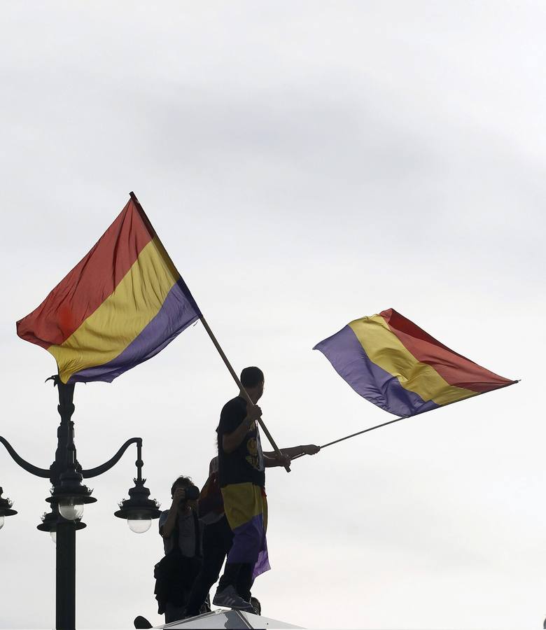 Miles de personas claman por la III República en Sol