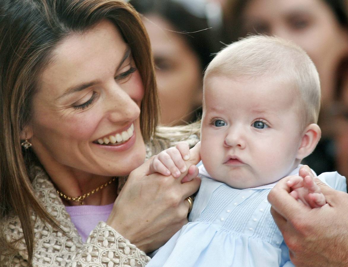 Doña Letizia, junto a la infanta Leonor, en Semana Santa de 2006