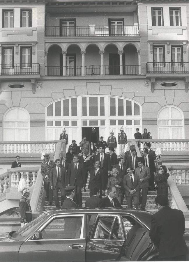 En el Miramar (1989). Los Reyes se reúnen con las autoridades municipales y autonómicas en el Miramar. / ARCHIVO
