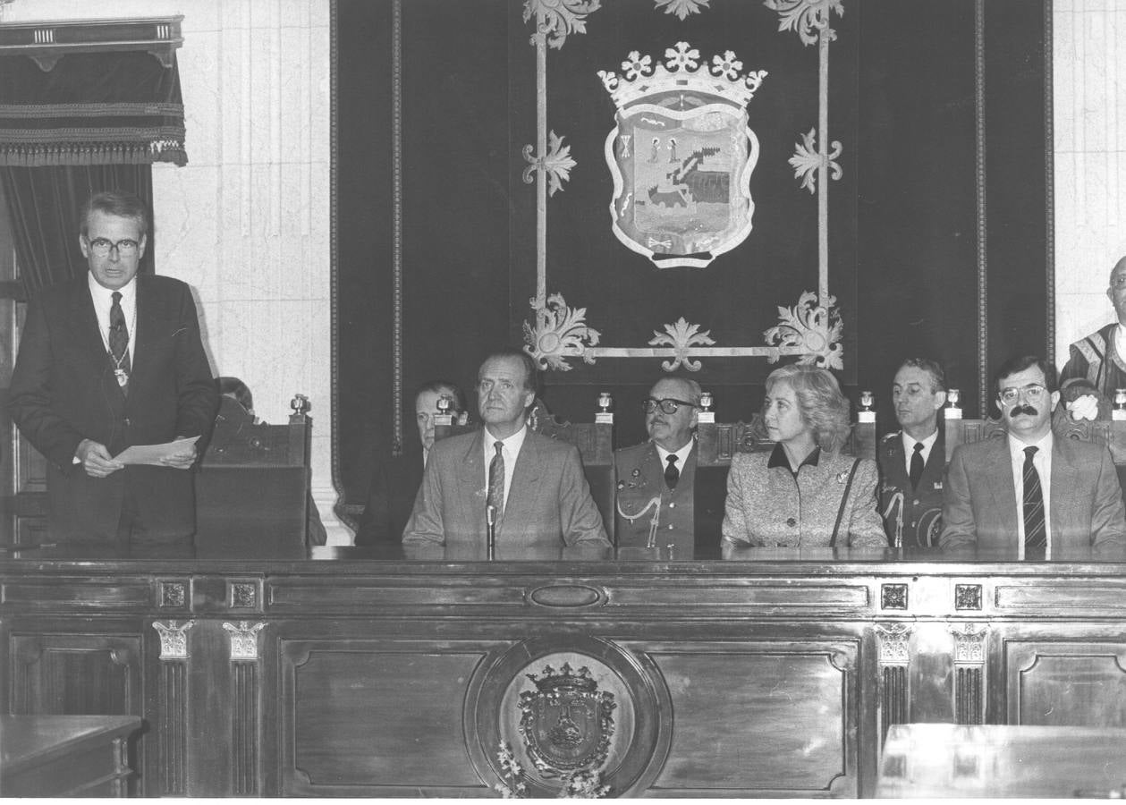 En el Ayuntamiento de Málaga (1989). Los Reyes realizan una visita institucional al Ayuntamiento de Málaga. En la foto, con el entonces alcalde, Pedro Aparicio. / ARCHIVO