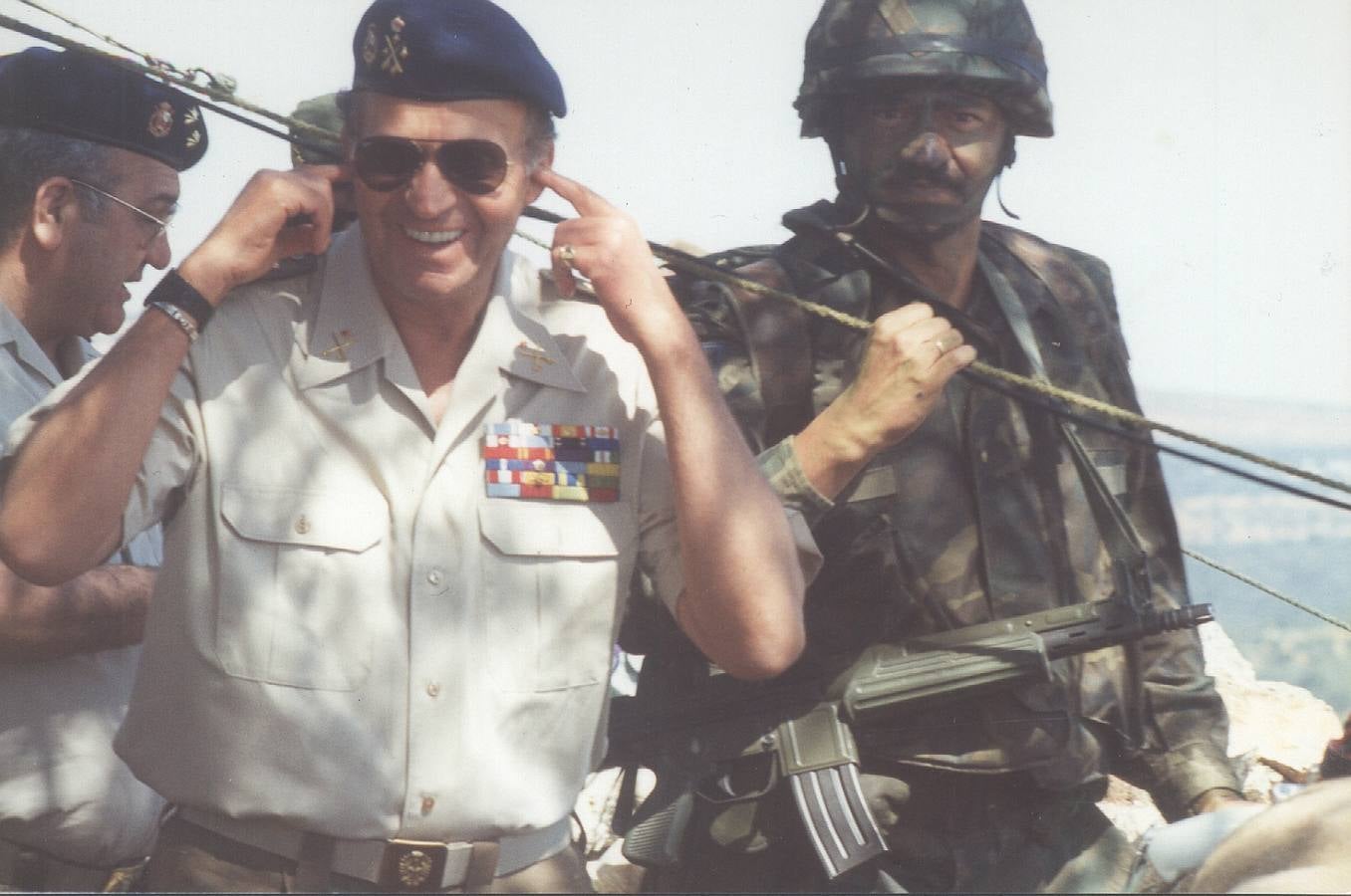 En Ronda (1994). Don Juan Carlos asiste a unas maniobras de la Legión en Ronda. / FERNANDO GONZÁLEZ