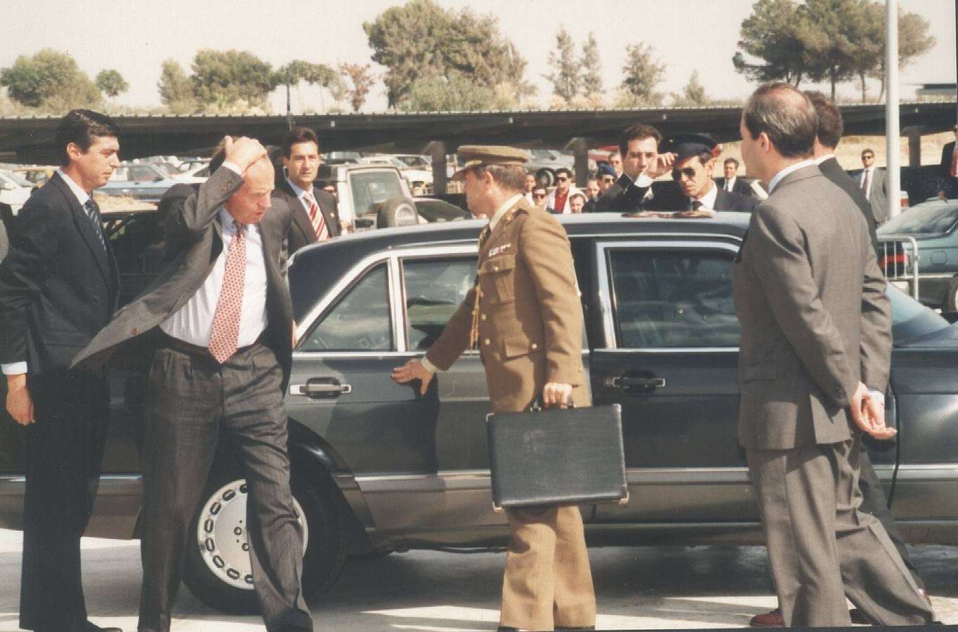 Inauguración de Alcatel (1995). El Rey se dio un golpe en la cabeza al salir de su vehículo en el acto de inauguración de la fábrica de Alcatel en Málaga. / ÑITO SALAS