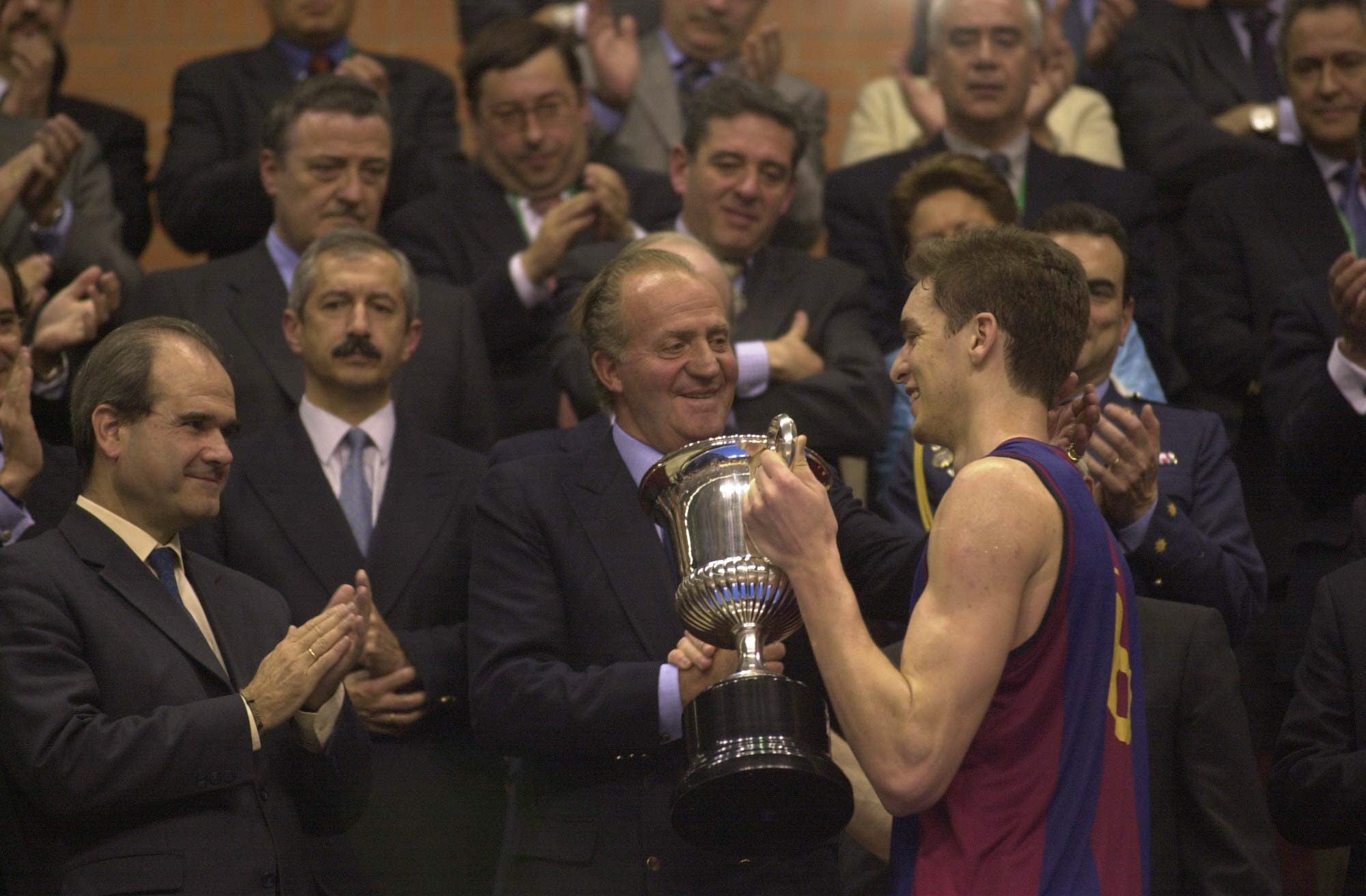 Con Pau Gasol en la Copa del Rey (2001).. El Rey entregó el título de la Copa del Rey de 2001 al Barcelona, que ganó la final en Málaga. En la imagen, con un joven Pau Gasol.