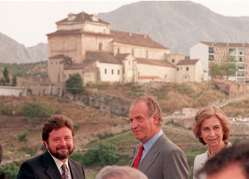 Antequera (1998).. En la visita de 1998, Sus Majestades también pasaron por la ciudad de Antequera. En la foto, ante la Colegiata de Santa María y con el alcalde de Antequera, Jesús Romero.