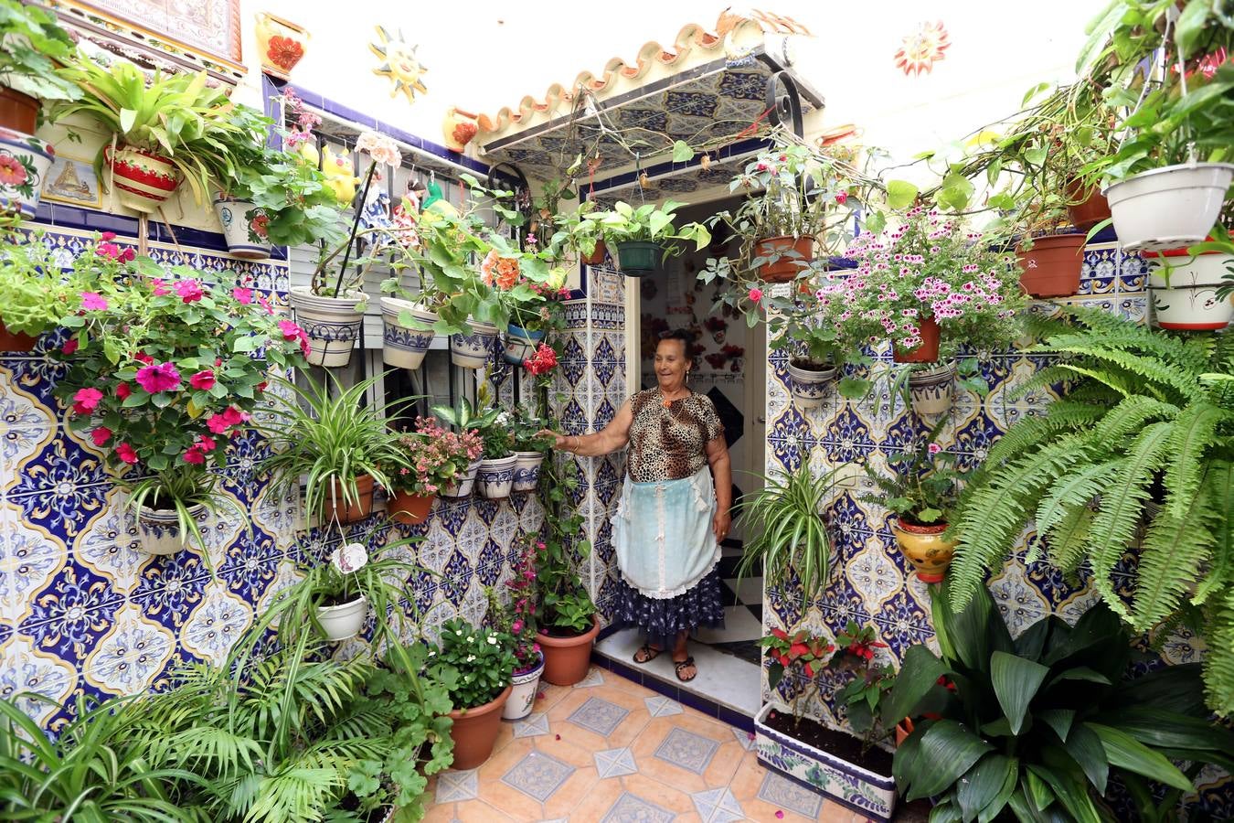 La encargada del corralón Zamorano muestra sus plantas.