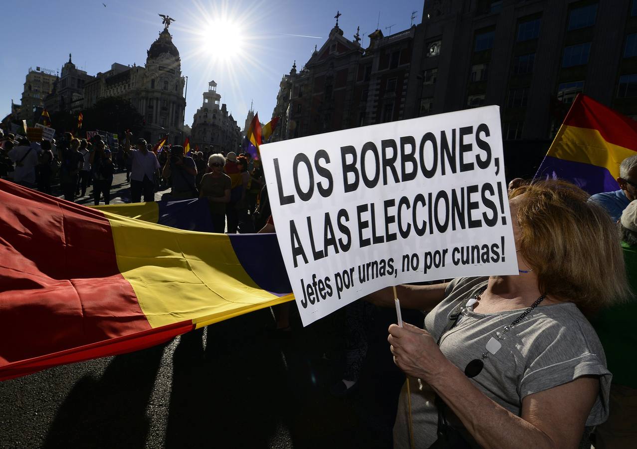 Miles de personas se manifiestan por la consulta sobre la monarquía