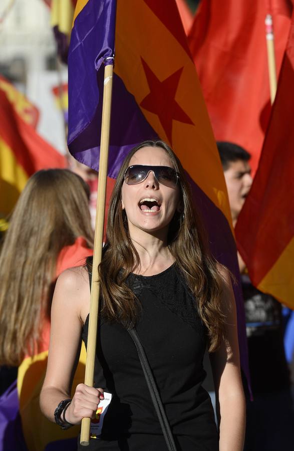 Miles de personas se manifiestan por la consulta sobre la monarquía