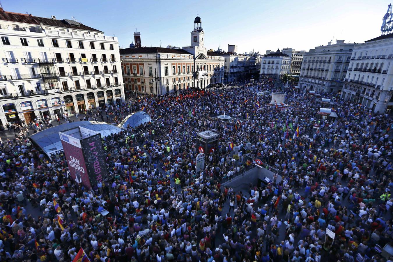 Miles de personas se manifiestan por la consulta sobre la monarquía