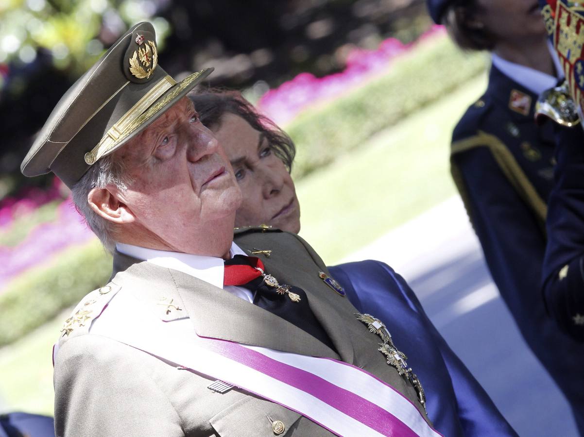 Los Reyes llegan a la madrileña plaza de la Lealtad para presidir junto a los Príncipes el acto central del Día de las Fuerzas Armadas.