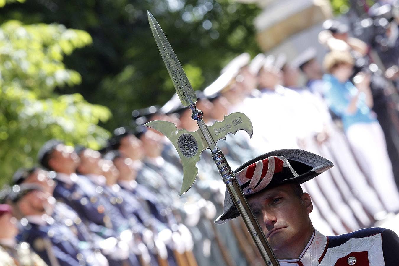 Una compañía de la Guardía Real rinde los Honores de Ordenanza antes del inicio del homenaje ante el monumento a los caídos en la madrileña plaza de la Lealtad.