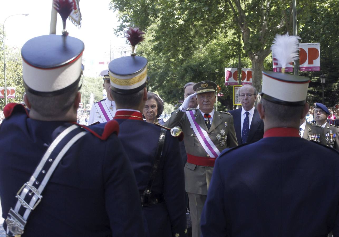 La Guardia Real rinde honores a los Reyes y los Príncipes a su llegada a la madrileña plaza de la Lealtad.