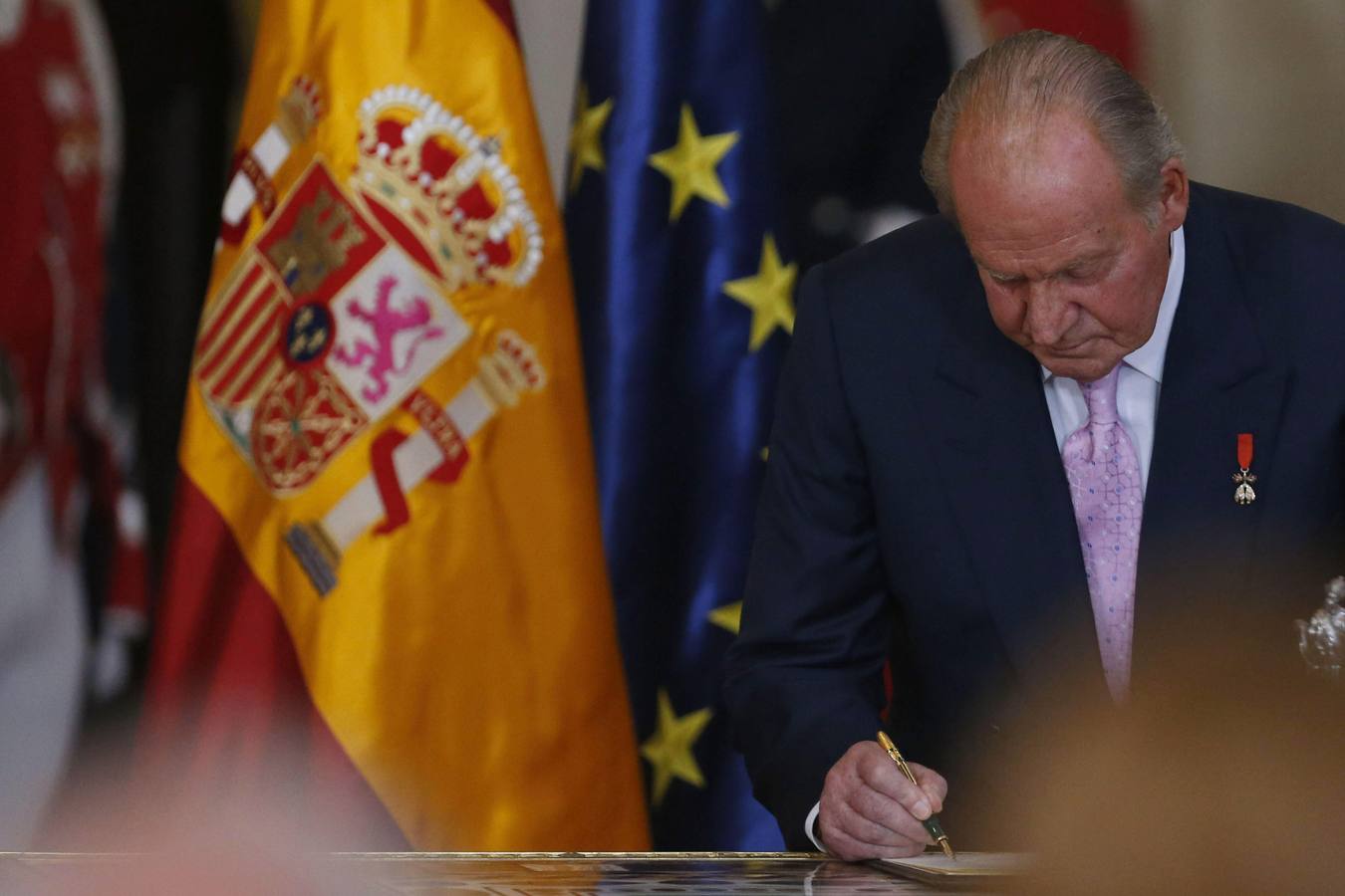 El Rey Juan Carlos firma la ley de abdicación.