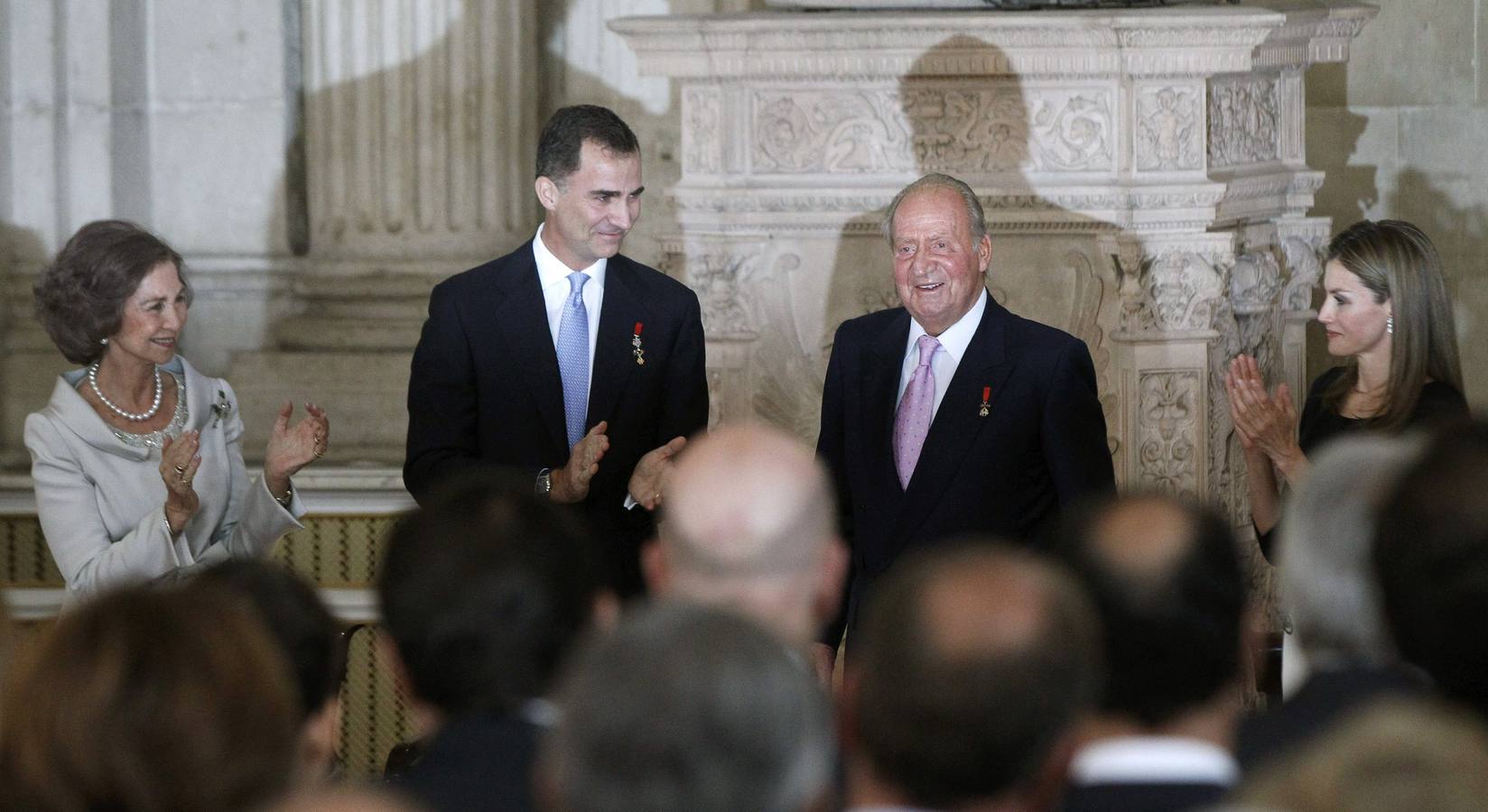 Los Príncipes y la Reina Sofía aplauden al Rey Juan Carlos.