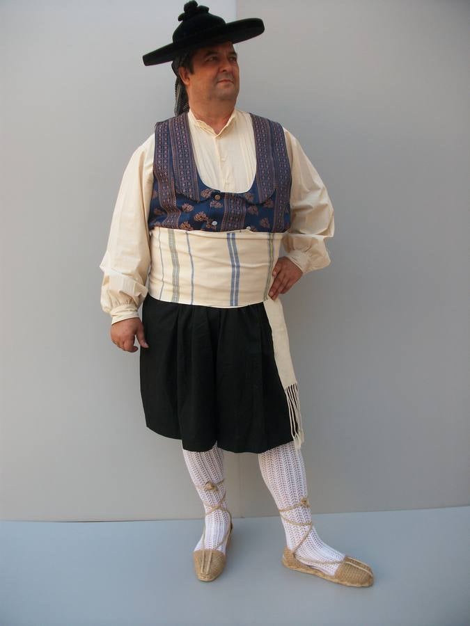 10. Traje de paseo originario de Mopagan, en Casararobela. 