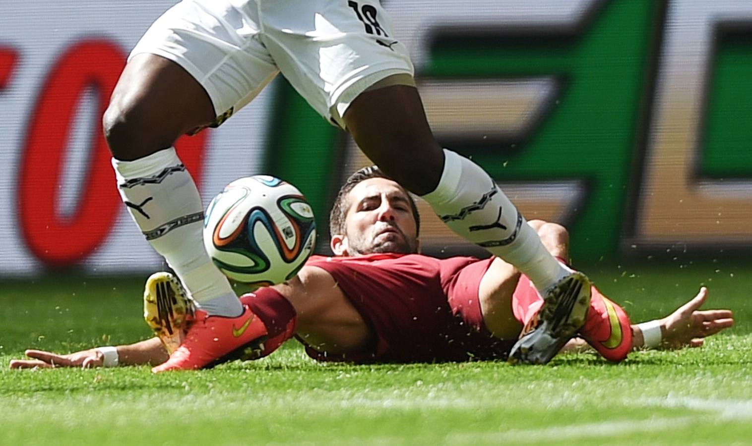 Moutinho realiza una dura entrada.