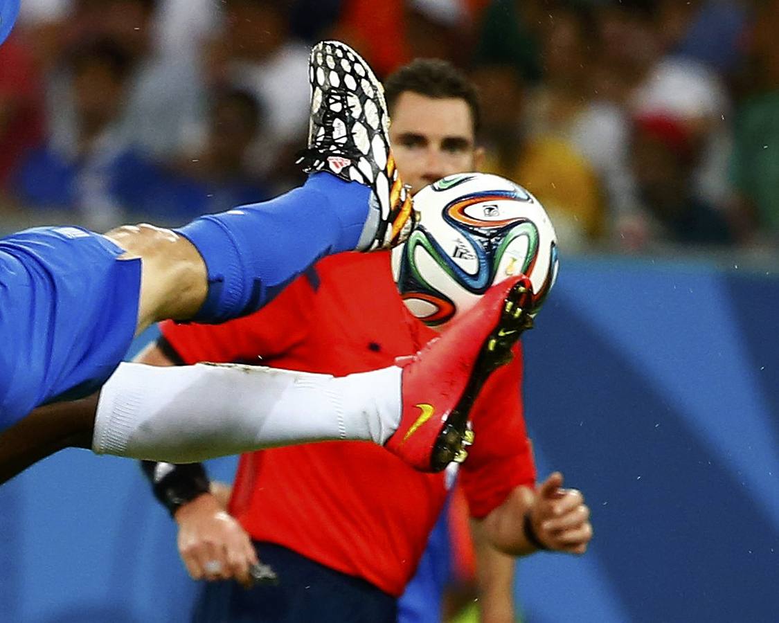 El colegiado Benjamin Williams observa una lucha por el balón.