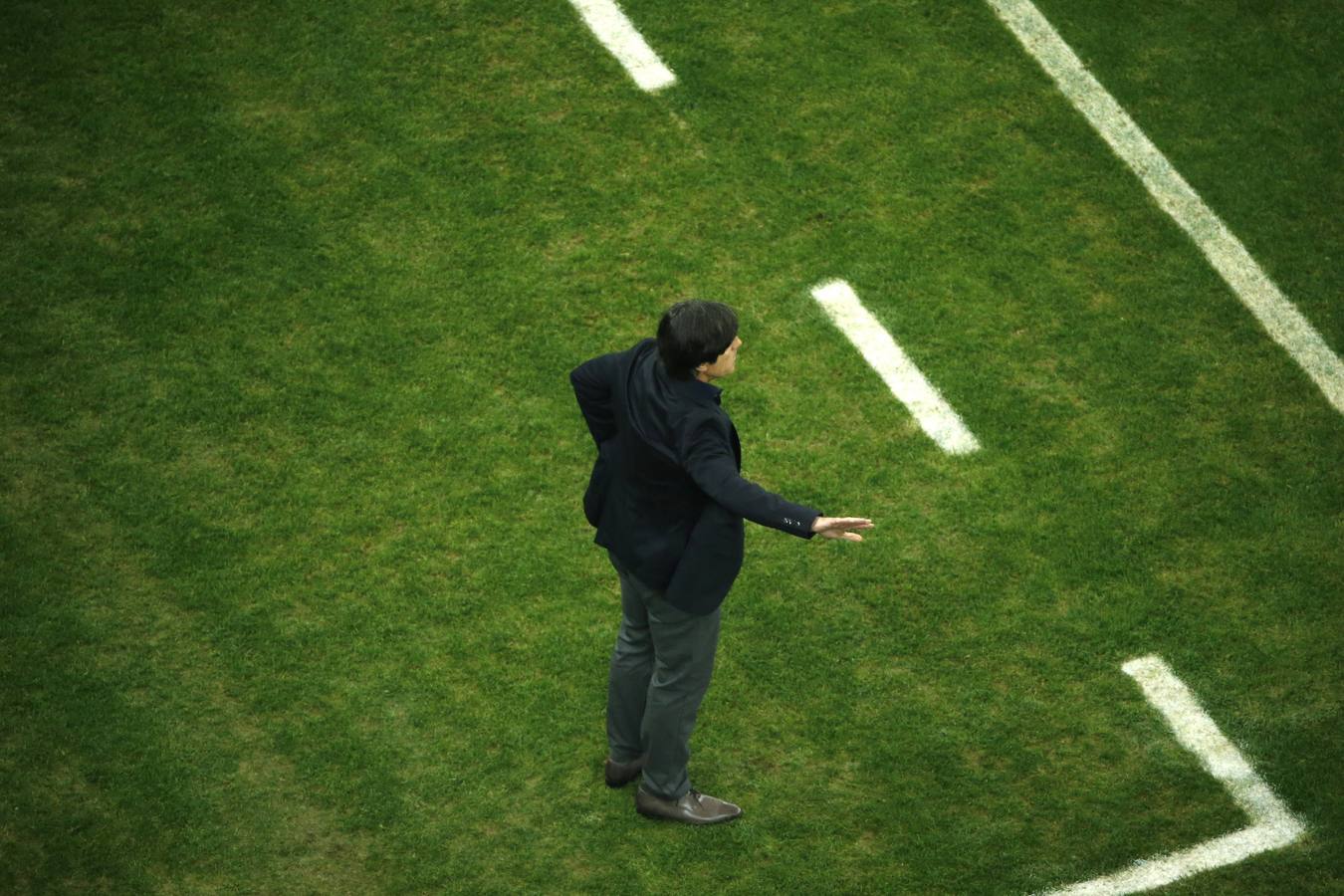 Löw da instrucciones a sus jugadores.