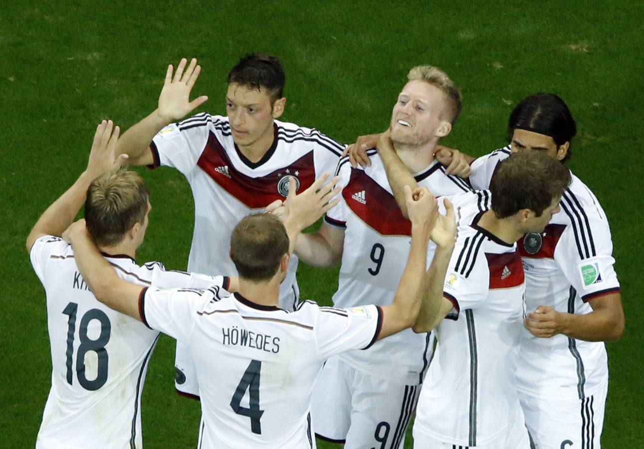 Los alemanes celebran el gol de Schürrle.