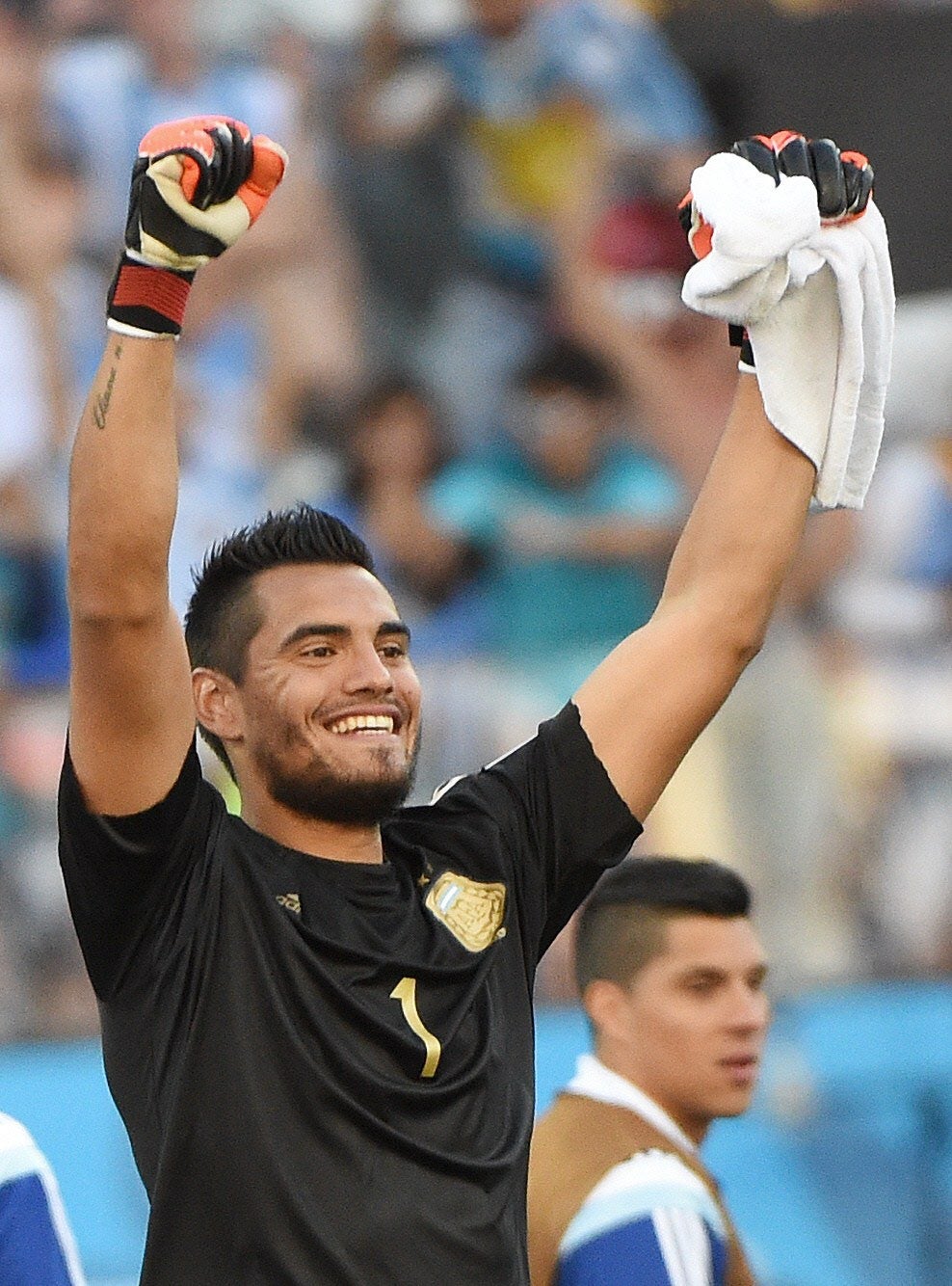 Sergio Romero, portero argentino, celebra el tanto de Di María.