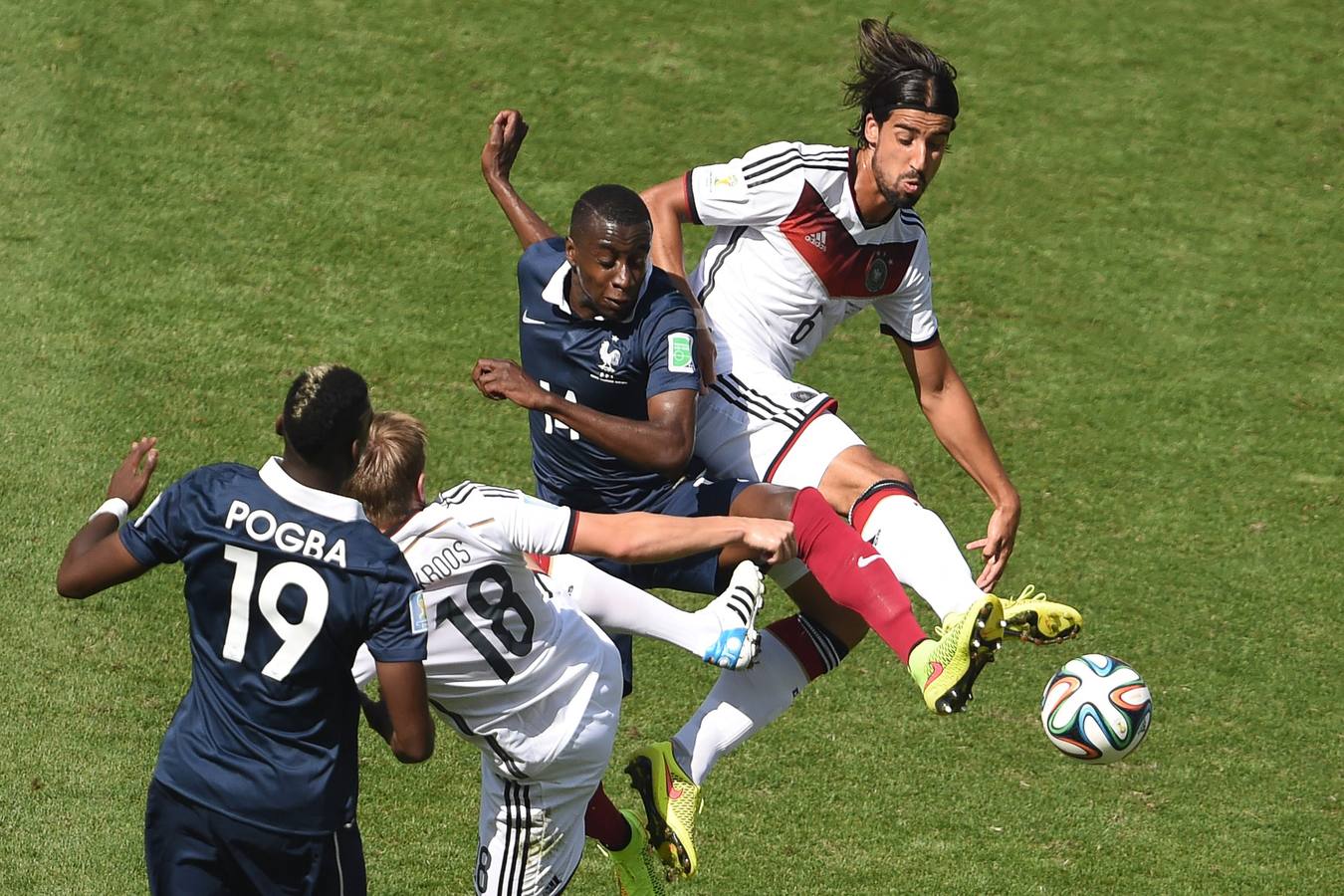 Khedira y Matuidi pelean por el balón.