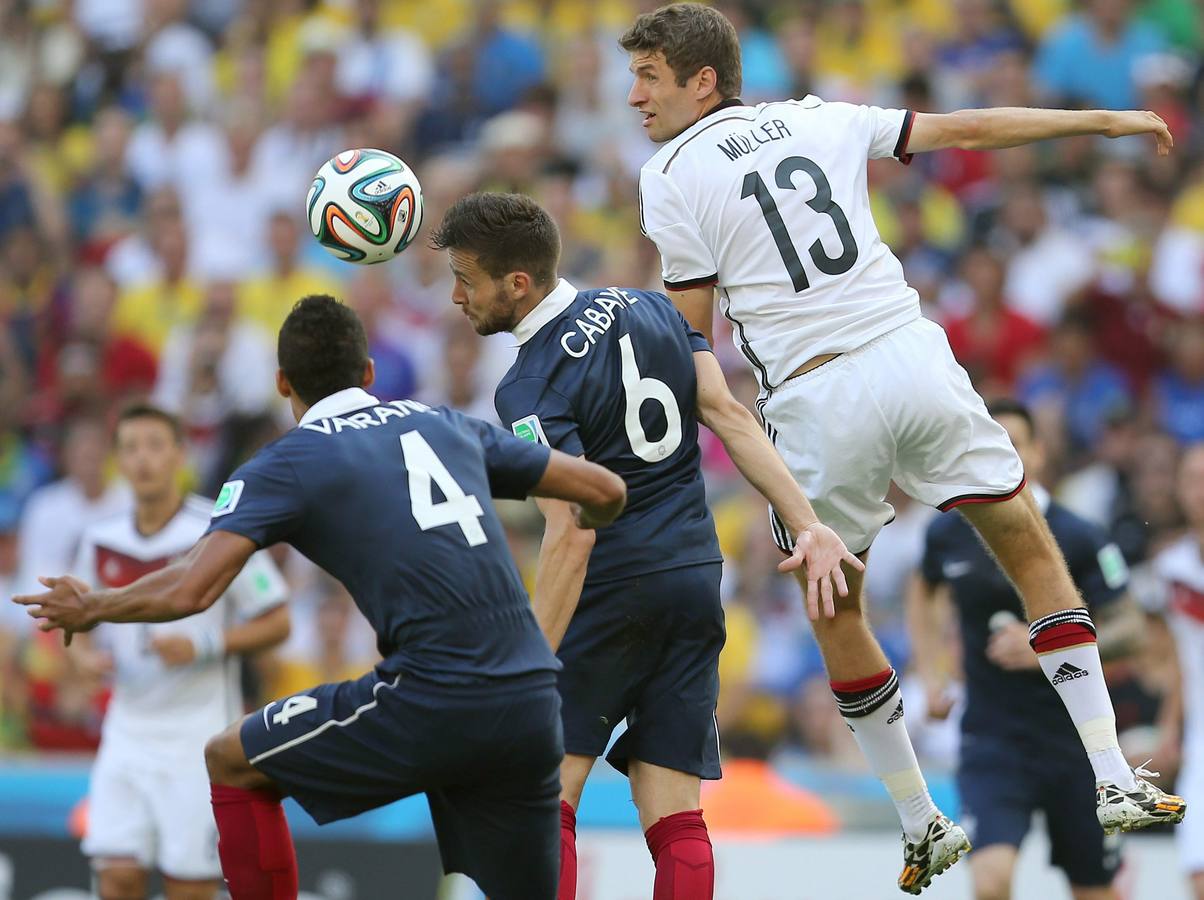 Müller intenta el remate ante Cabaye y Varane.