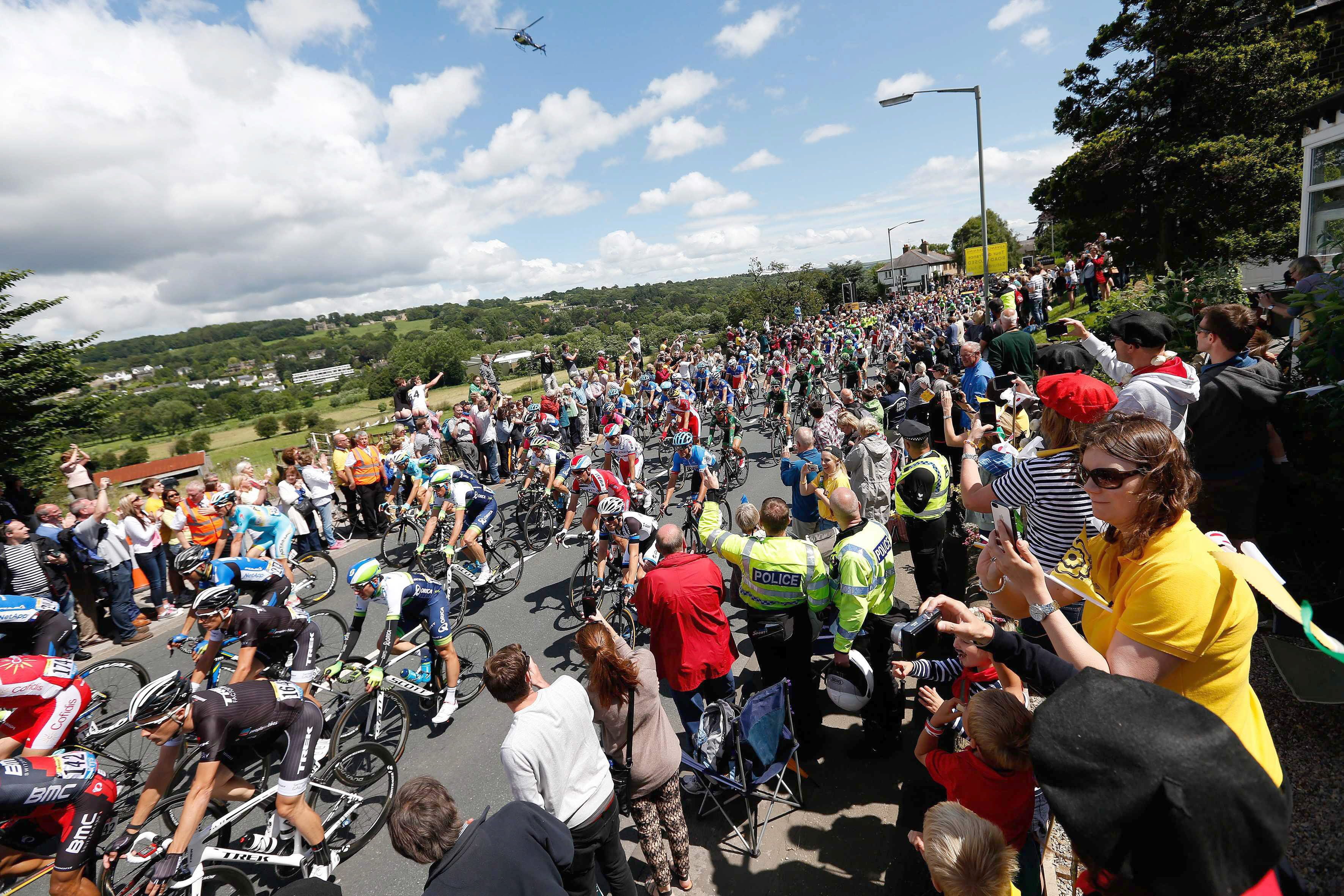 Los ciclistas recorren la primera etapa del Tour de Francia de 2014.