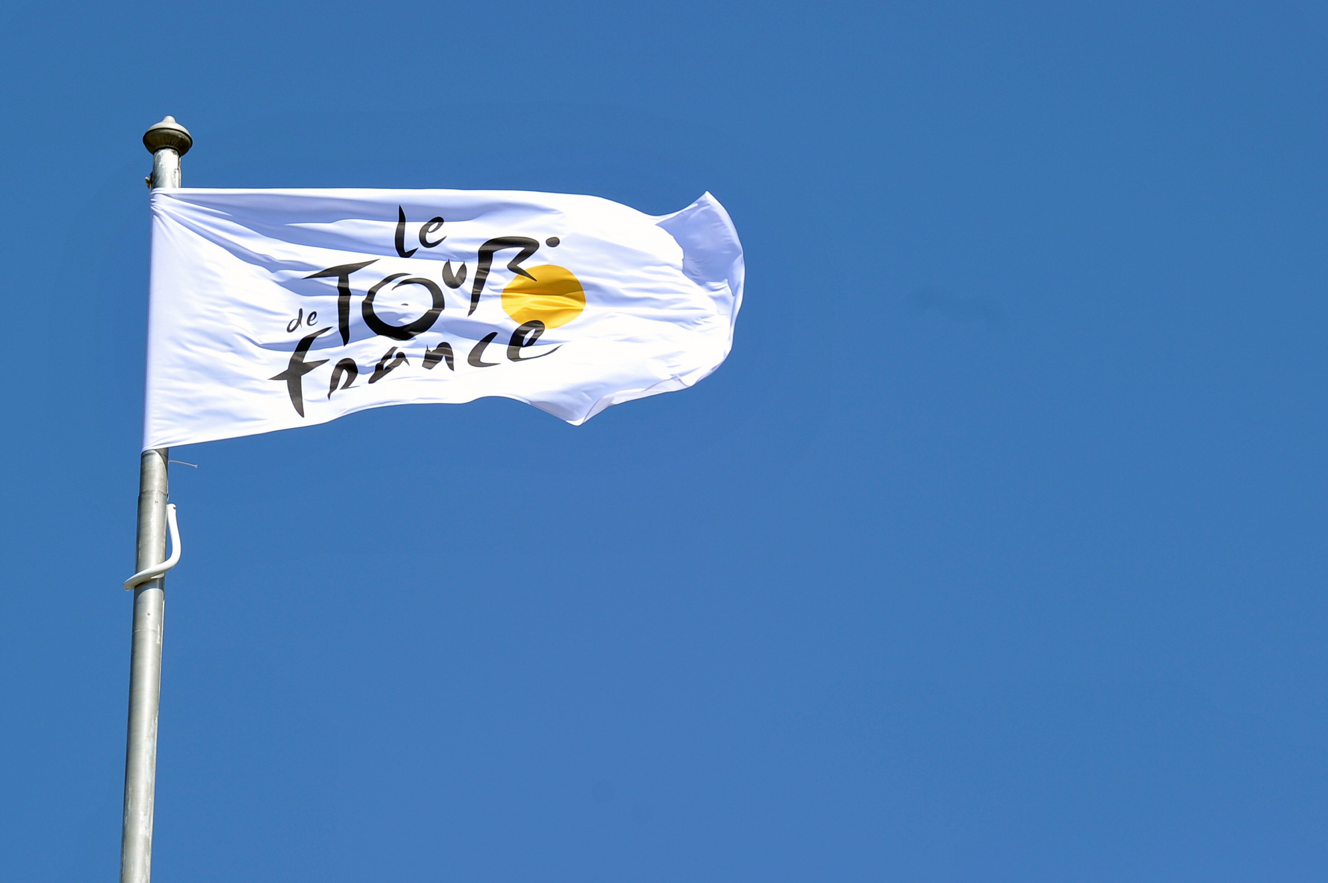 La bandera del Tour de Francia ondea en Leeds en la salida de la primera etapa de 2014.