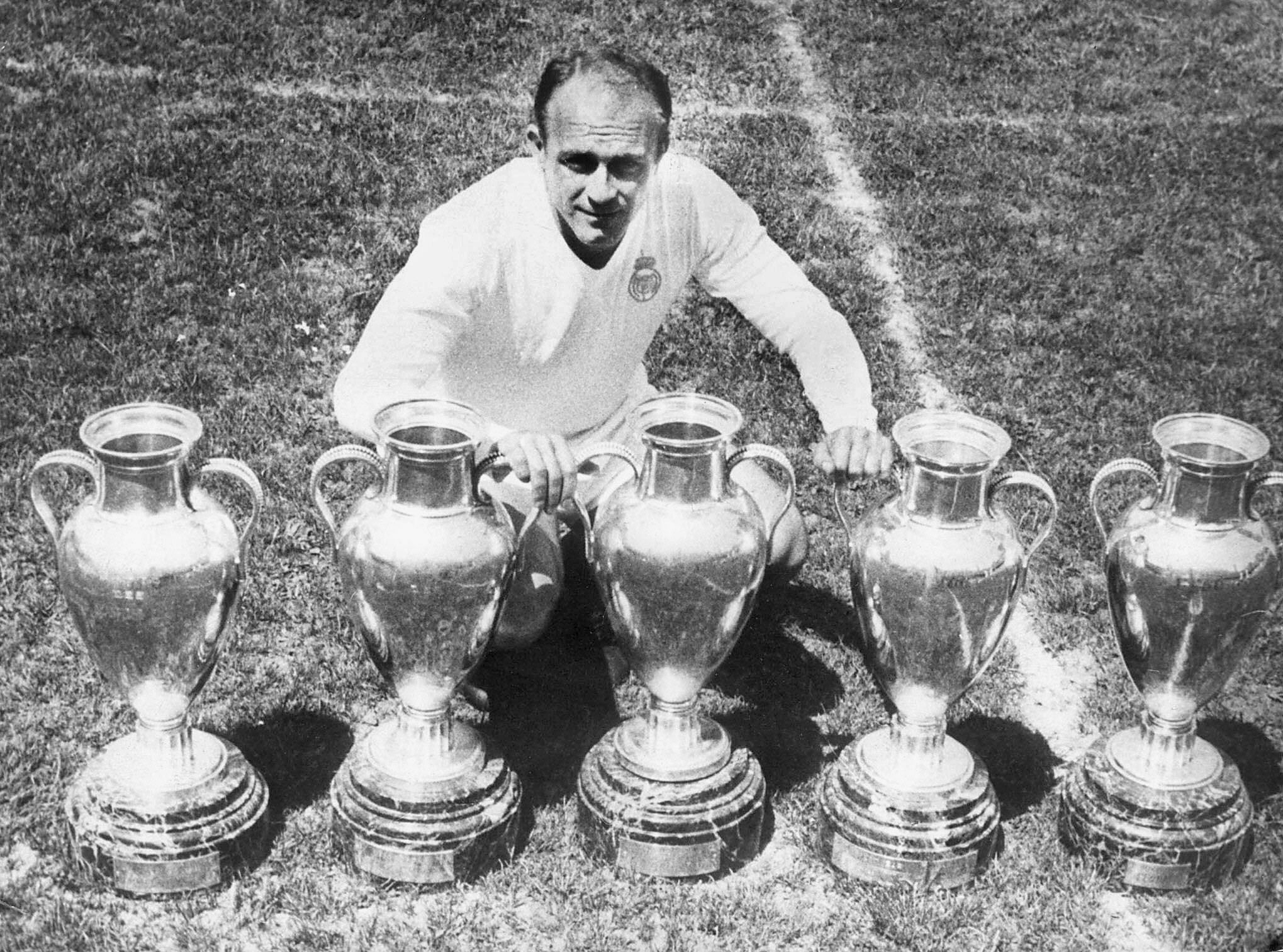 Alfredo di Stéfano posa en 1960 con cinco Copas de Europa ganadas con el Real Madrid.