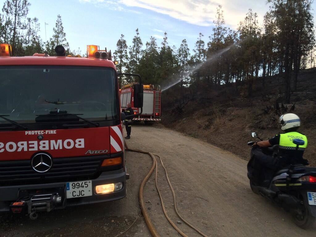 Los bomberos, realizando labores de refresco en la zona @bomberosdemijas