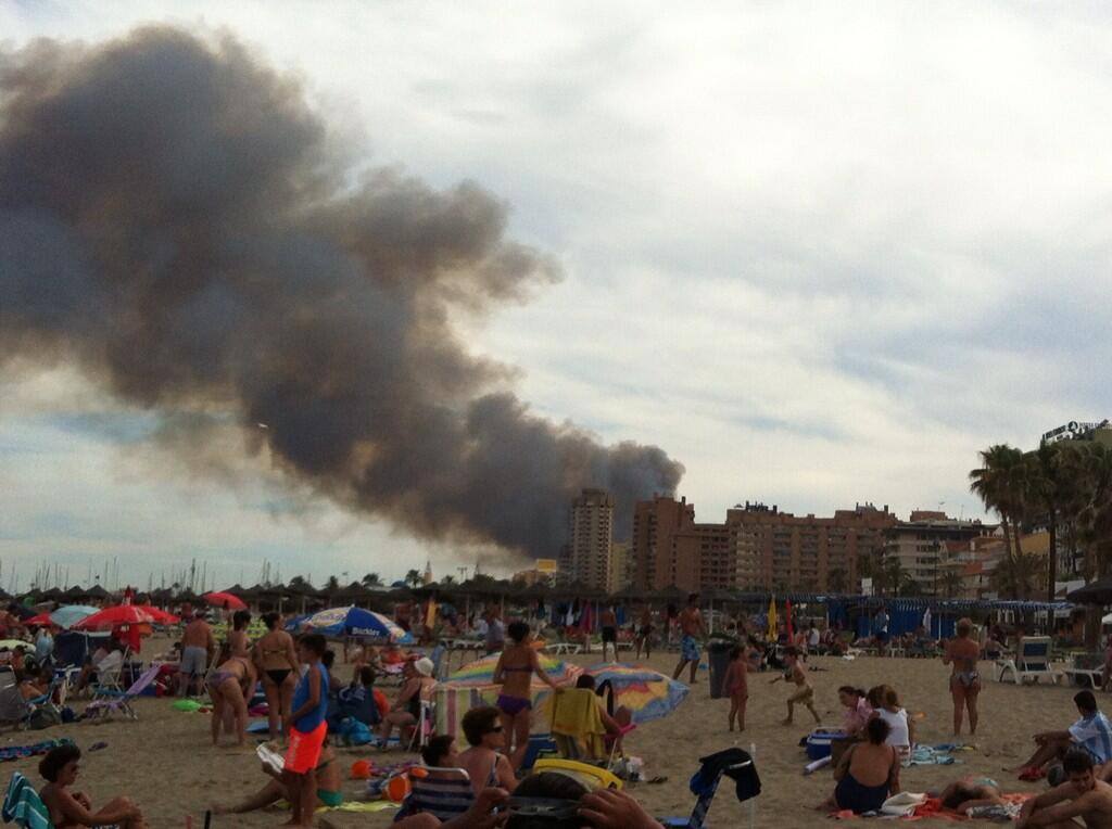 a columna de humo que provocó el fuego, vista desde la playa @JuanMalaga2011