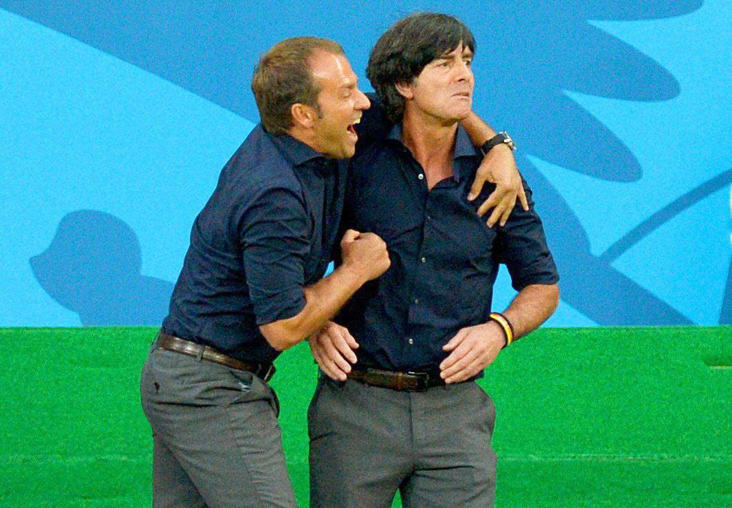 Los técnicos alemanes celebran un gol.