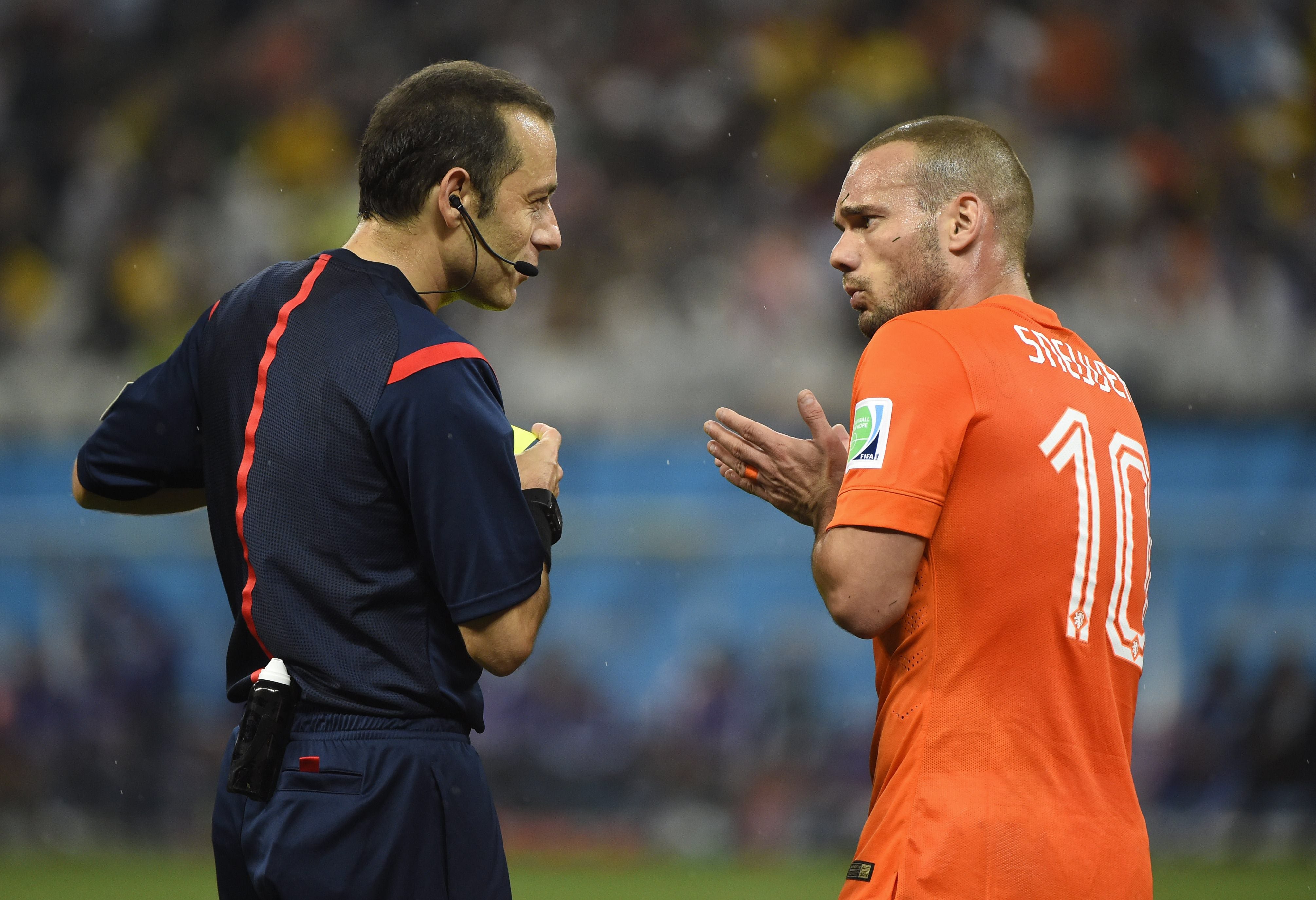 Sneijder discute una acción con el árbitro.