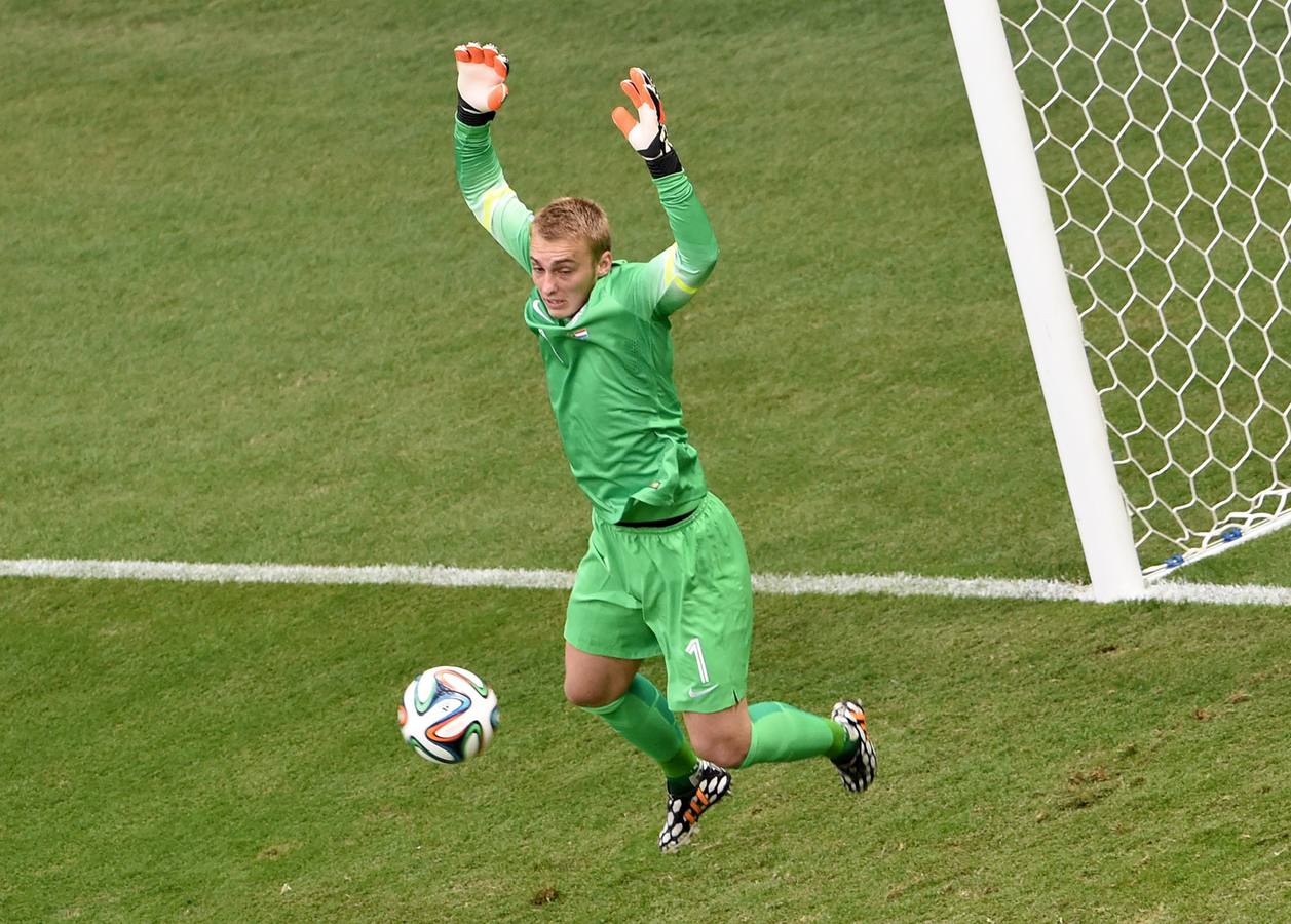 Cillessen se lanza a por el balón.