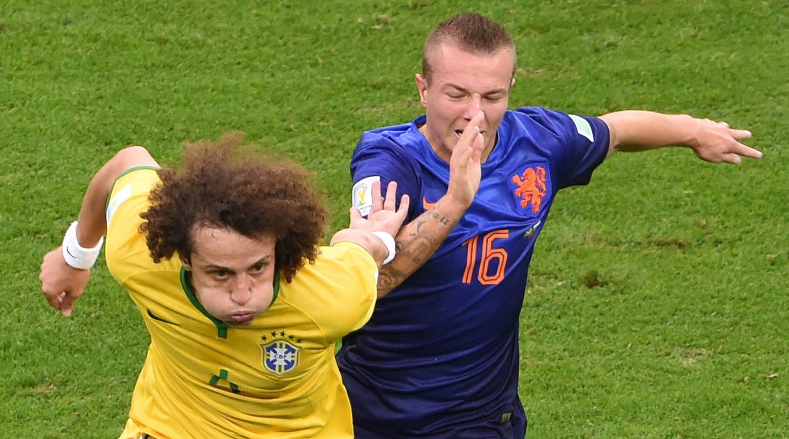 David Luiz despeja un balón.