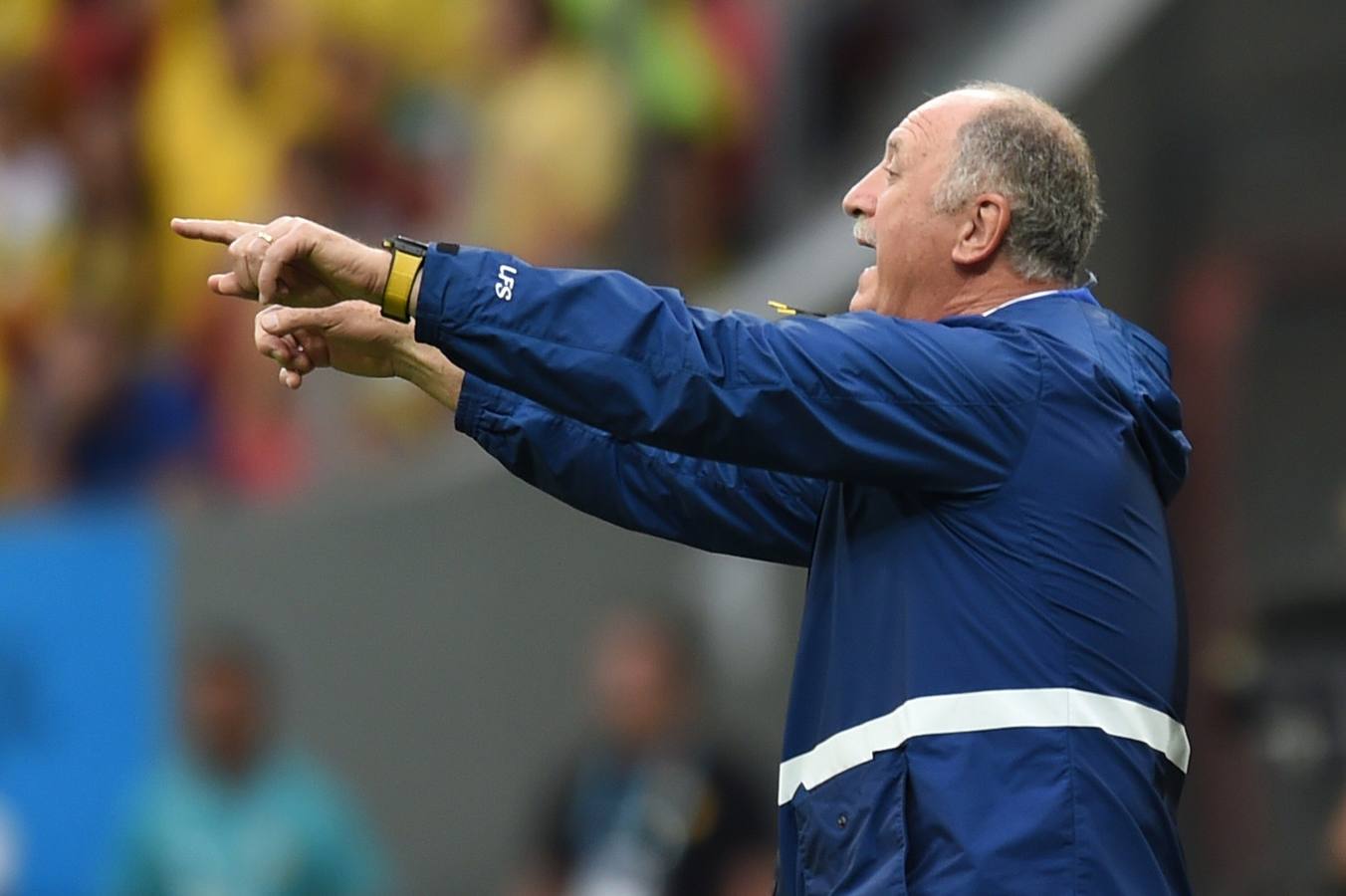 Scolari da órdenes.