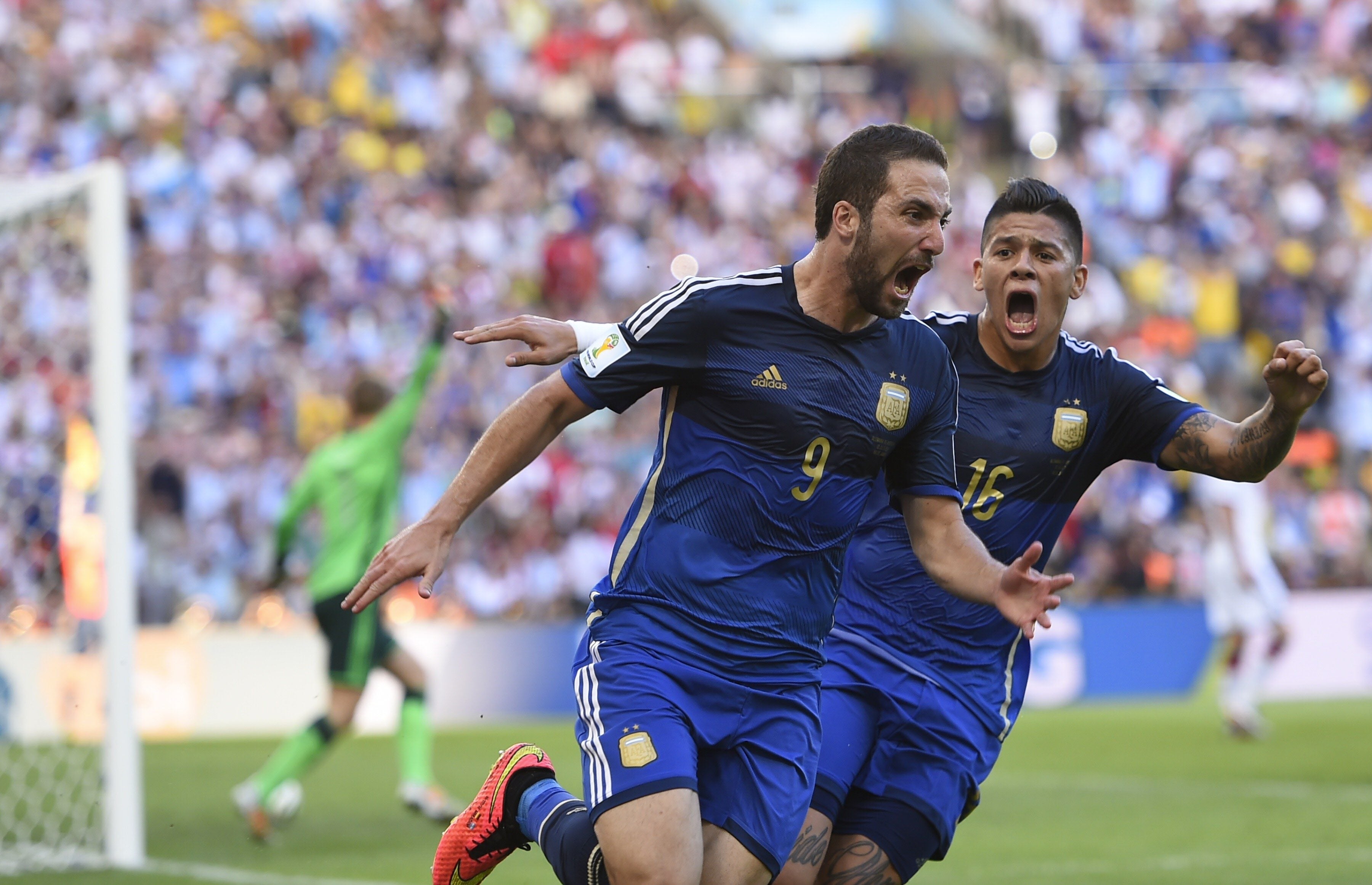 Higuaín (i) celebra su gol con Marcos Rojo antes de saber que había sido anulado.