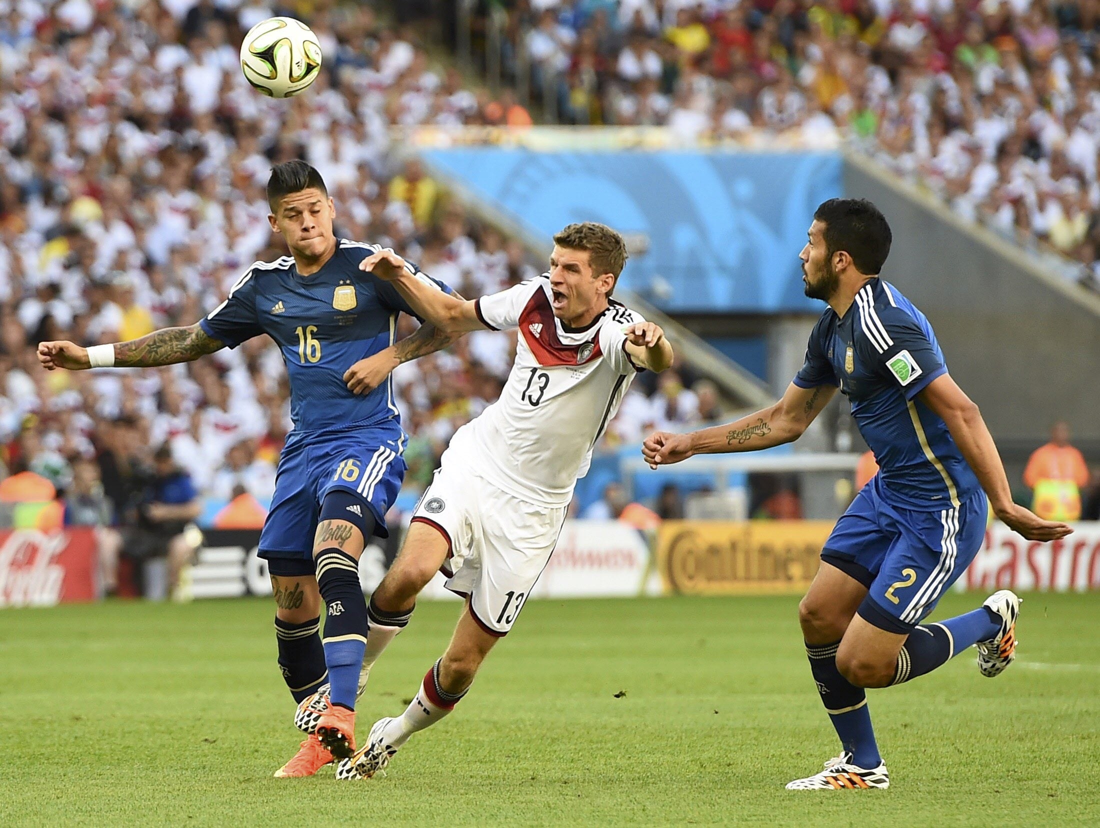 Müller recibe una falta de Marcos Rojo (i) ante la mirada del argentino Garay.