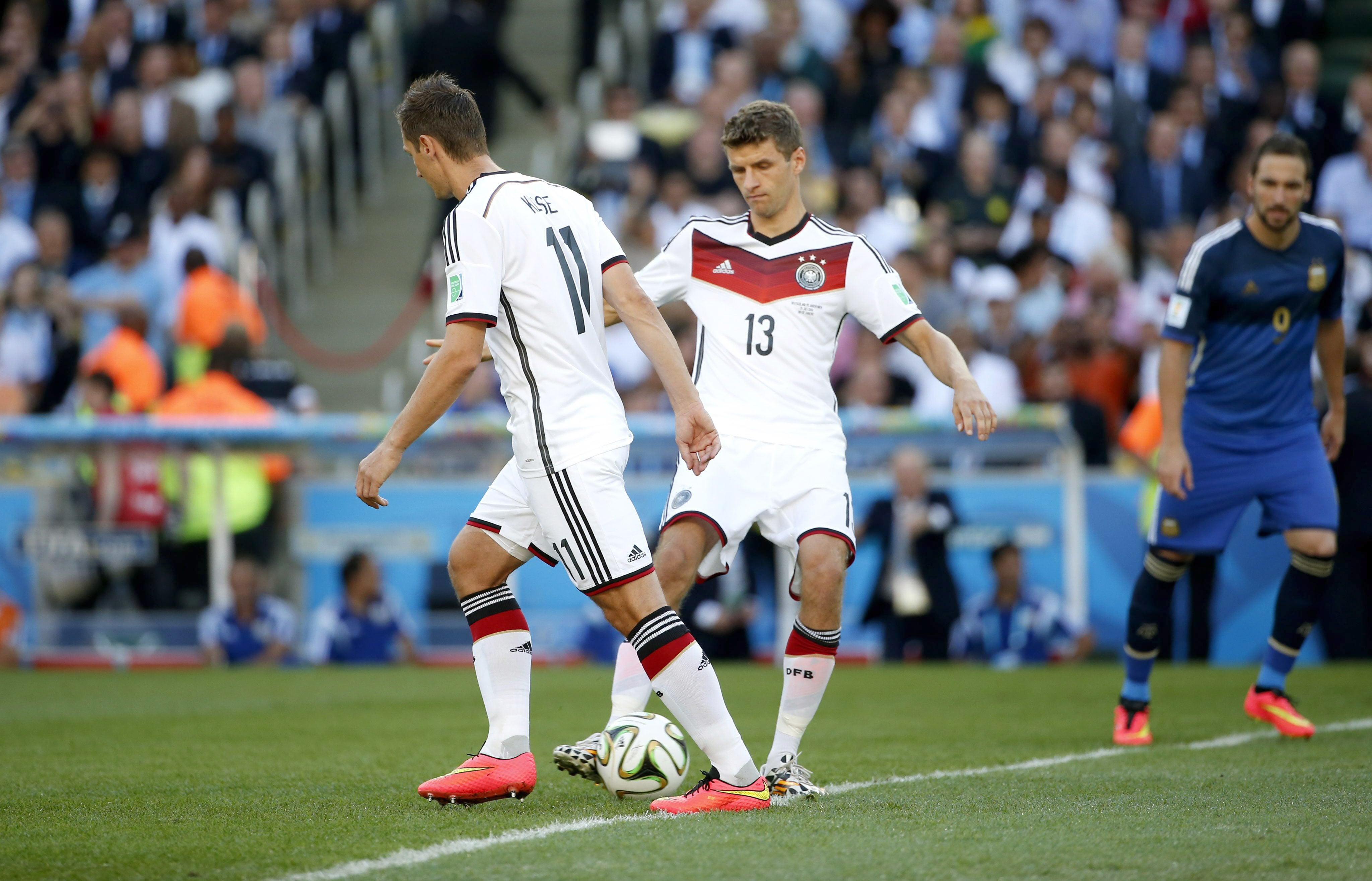 Klose (i) y Müller realizan el saque inicial.