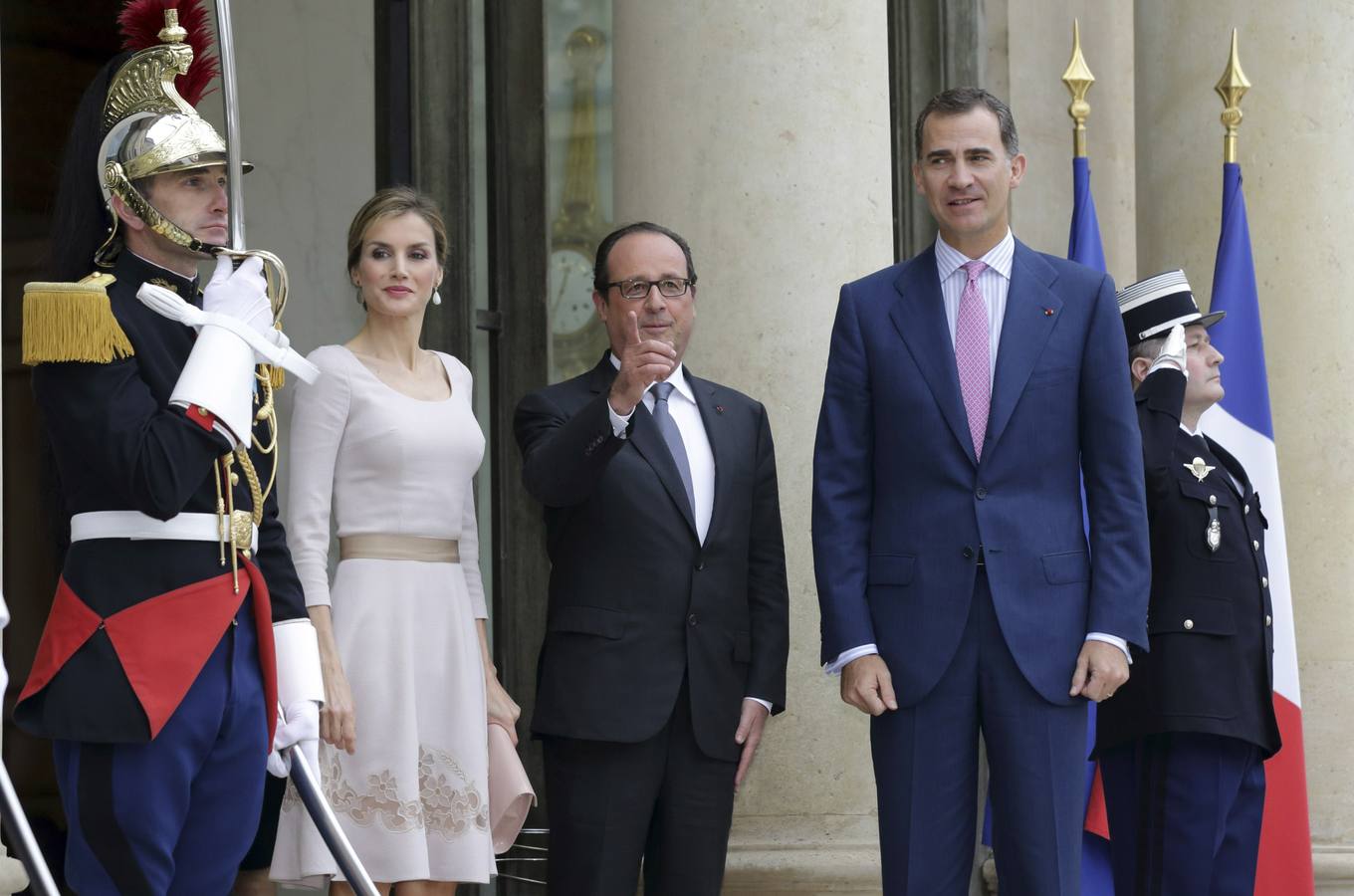 Los Reyes visitan Francia. El rey Felipe VI de España y la reina Letizia han sido recibidos hoy en el Palacio del Elíseo por el presidente francés, François Hollande.