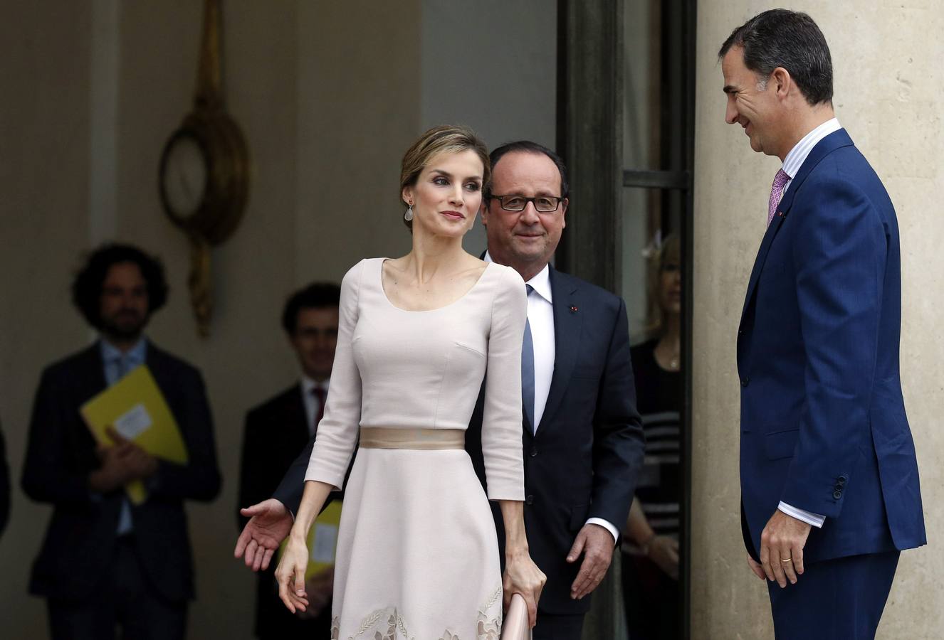 Los Reyes visitan Francia. El rey Felipe VI de España y la reina Letizia han sido recibidos hoy en el Palacio del Elíseo por el presidente francés, François Hollande.